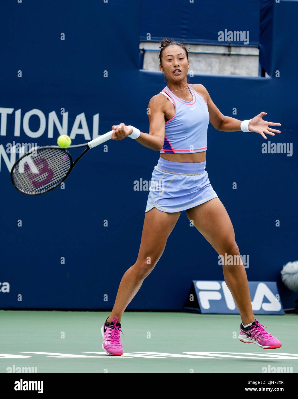 Toronto, Canada. 9 août 2022. Le joueur de tennis chinois Qinwen Zheng termine à l'Open de Banque nationale 2022 (Open canadien) au stade Sobey's de Toronto. Christopher Child/EXimages crédit: EXImages/Alamy Live News Banque D'Images