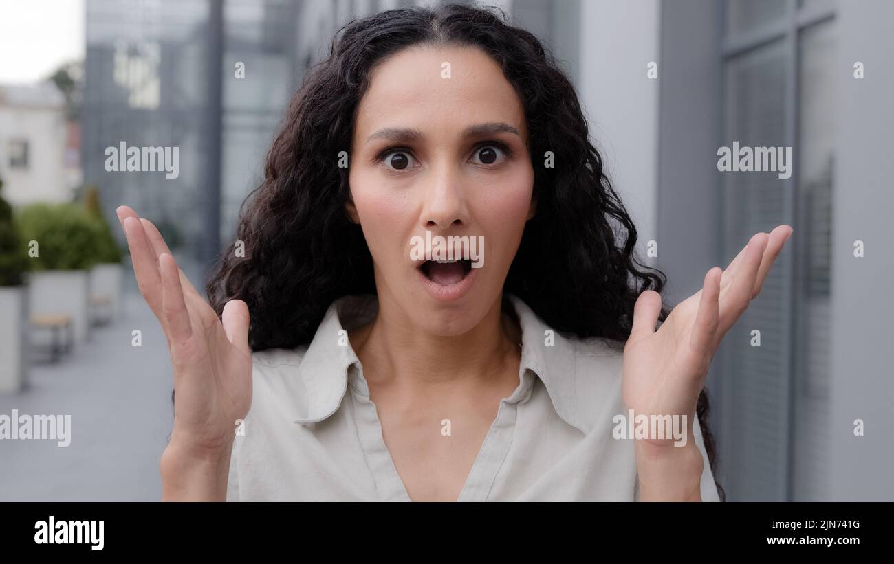 Oh mon dieu wow femme réaction faciale de près. Stupéfait excitée et choquée émerveillement caucasien femme fille levant les mains en surprise incroyable victoire de nouvelles Banque D'Images