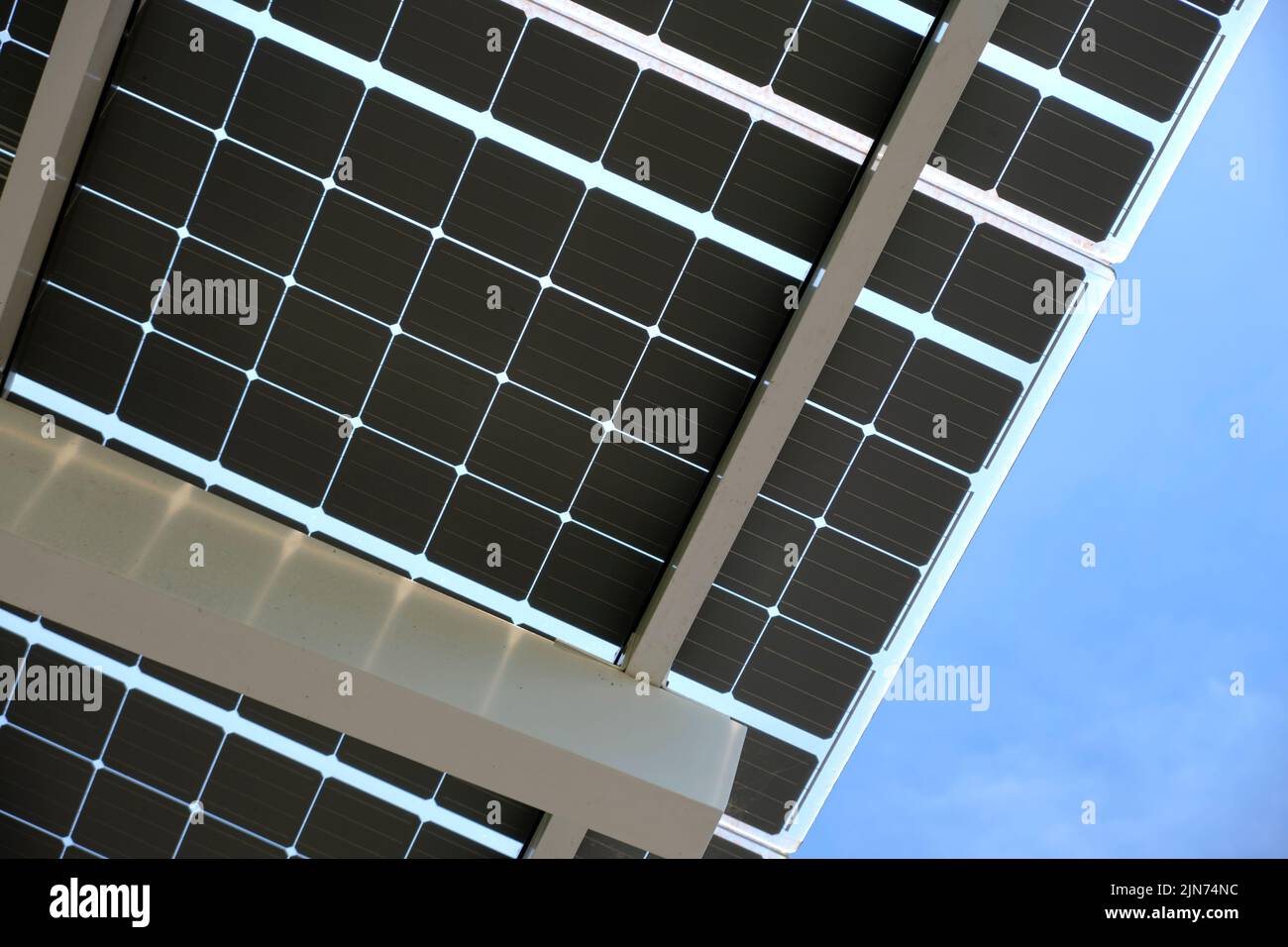 Panneaux photovoltaïques solaires montés sur un cadre métallique pour produire de l'énergie électrique écologique propre. Électricité renouvelable avec concept zéro émission Banque D'Images