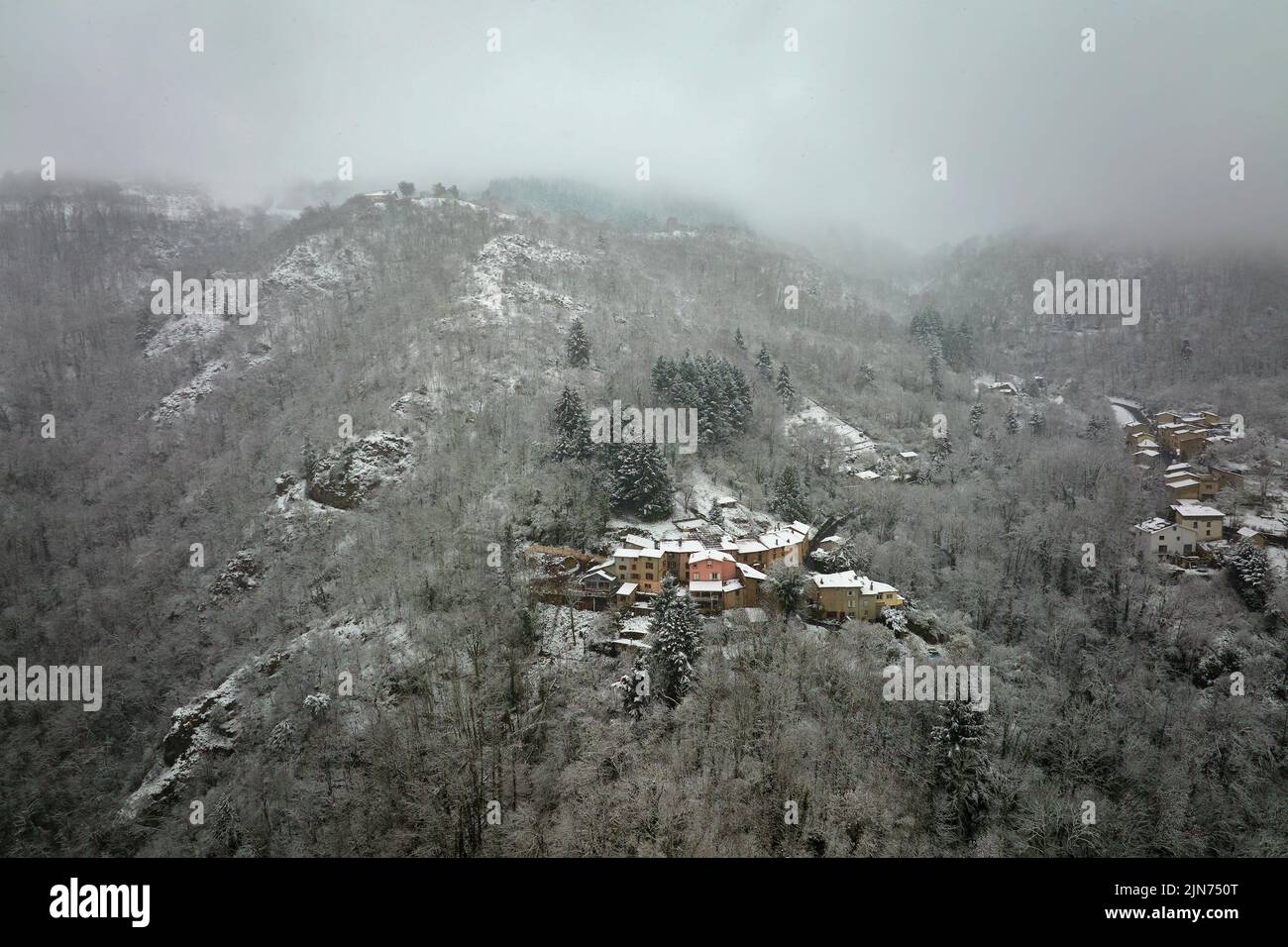 Chalets et maisons traditionnels isolés de montagne dans les montagnes d'hiver Banque D'Images