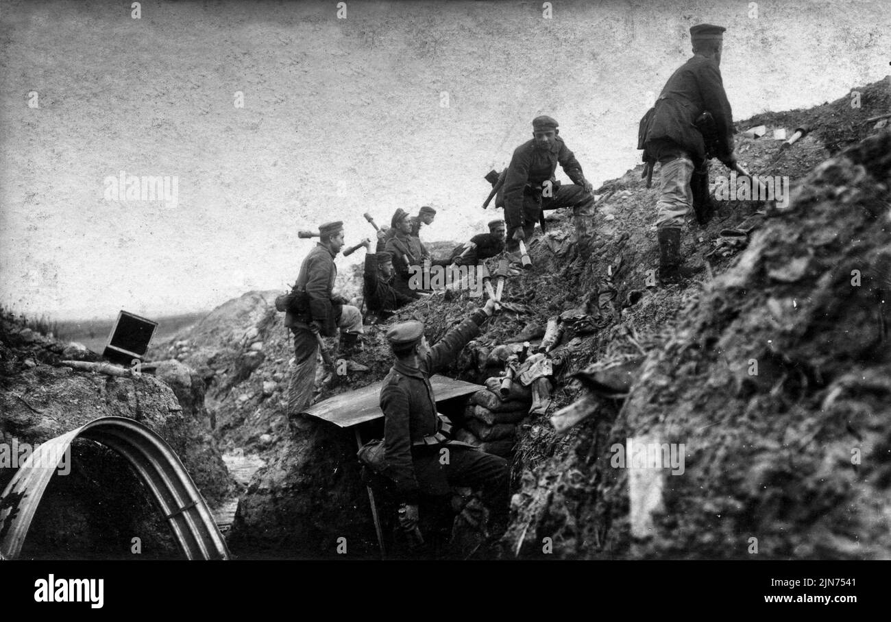 FRONT OCCIDENTAL, FRANCE - vers 1916 - l'infanterie de l'armée allemande lance des grenades sur une tranchée (probablement dans le cadre d'un exercice) pendant les combats sur l'Wester Banque D'Images