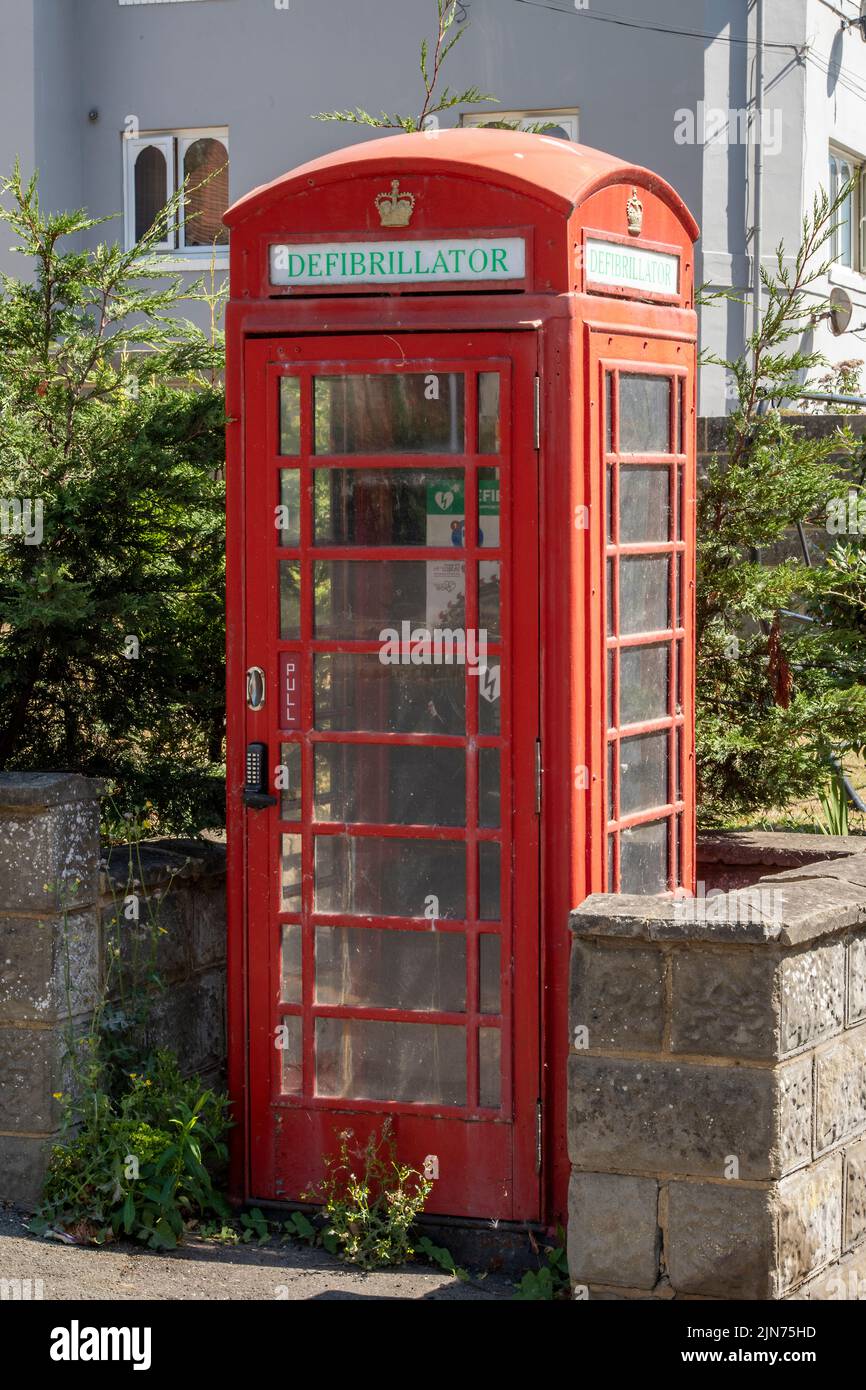 téléphone rouge britannique traditionnel servant à loger un défibrillateur dans une rue de st leonards, hastings, téléphone rouge réaffecté ou pupitre d'appel. Banque D'Images