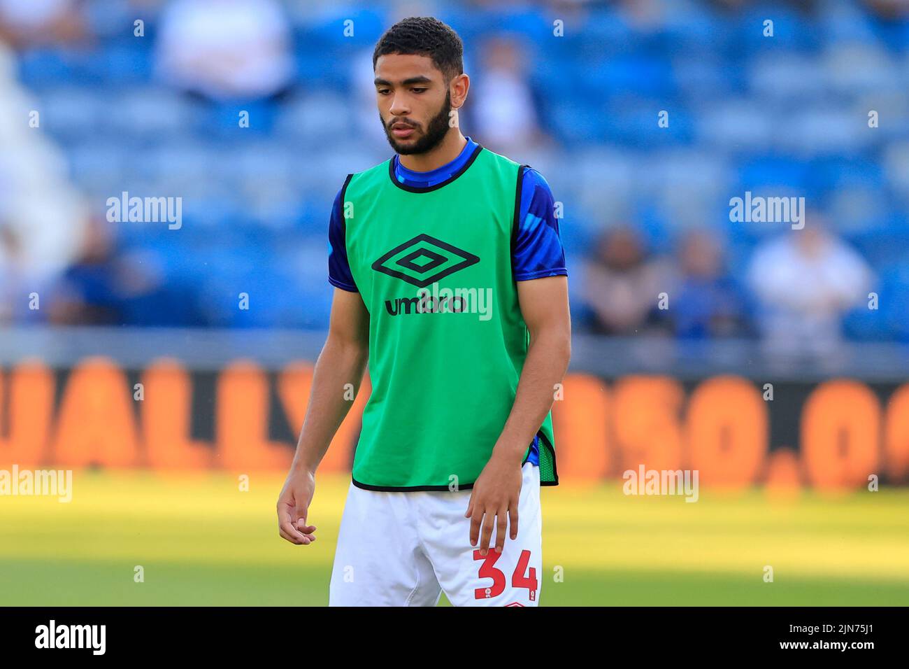 Brodie Spencer #34 de Huddersfield Town se réchauffe pour le jeu Banque D'Images