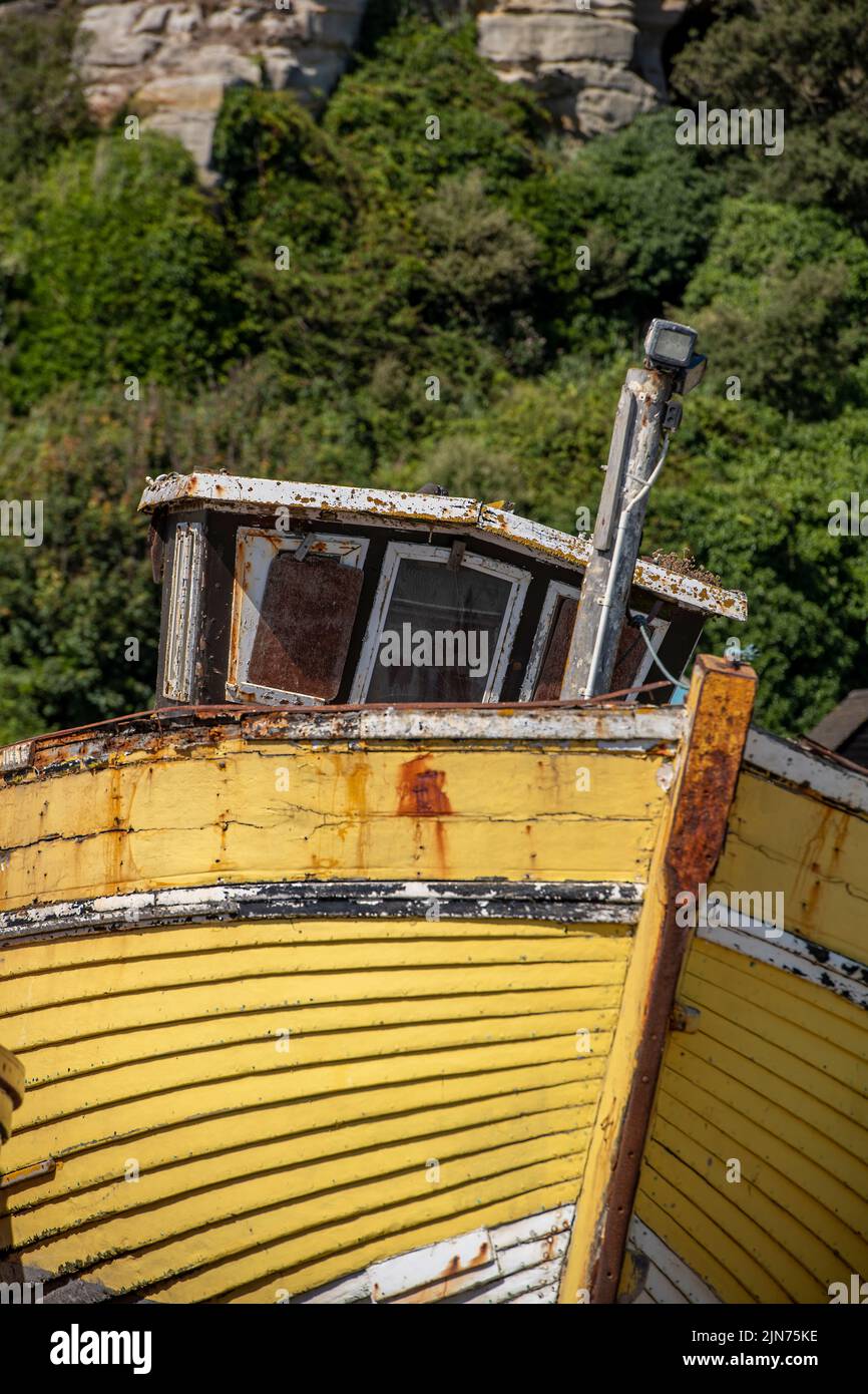 vieux clinker jaune construit bateau de pêche en bois à terre sur la plage à hastings dans le kent haut et sec, vieux bateau de pêche en bois abandonné, bateau chic de shabby Banque D'Images