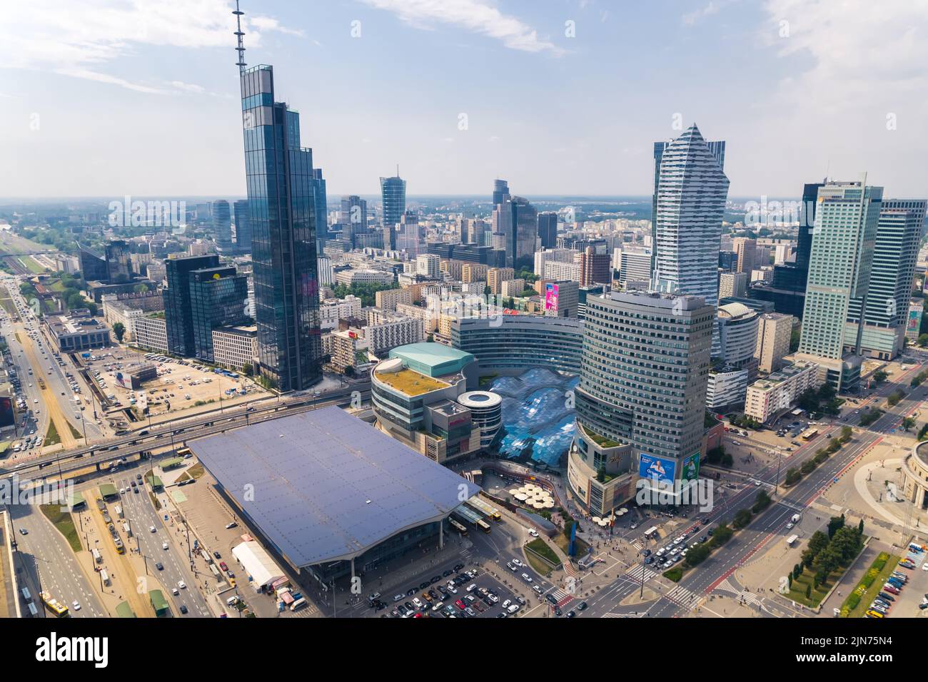 7.22.2022 Varsovie, Pologne. Ville européenne développée avec divers gratte-ciels. Horizon. Vue aérienne de drone. Photo de haute qualité Banque D'Images