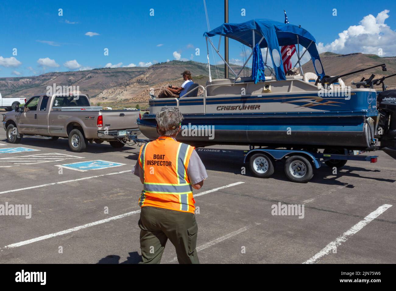 Gunnison, Colorado - Carol Soell, inspecteur de bateau à l'aire de loisirs nationale de Curecanti, vérifie les bateaux qui entrent et quittent le réservoir Blue Mesa pour y entrer Banque D'Images