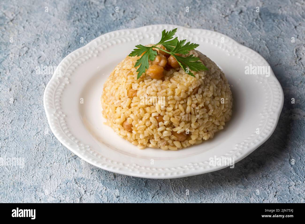 Délicieux plats traditionnels turcs ; boulgur pilaf aux pois chiches (nom turc ; nohutlu bulgur pilavi) Banque D'Images