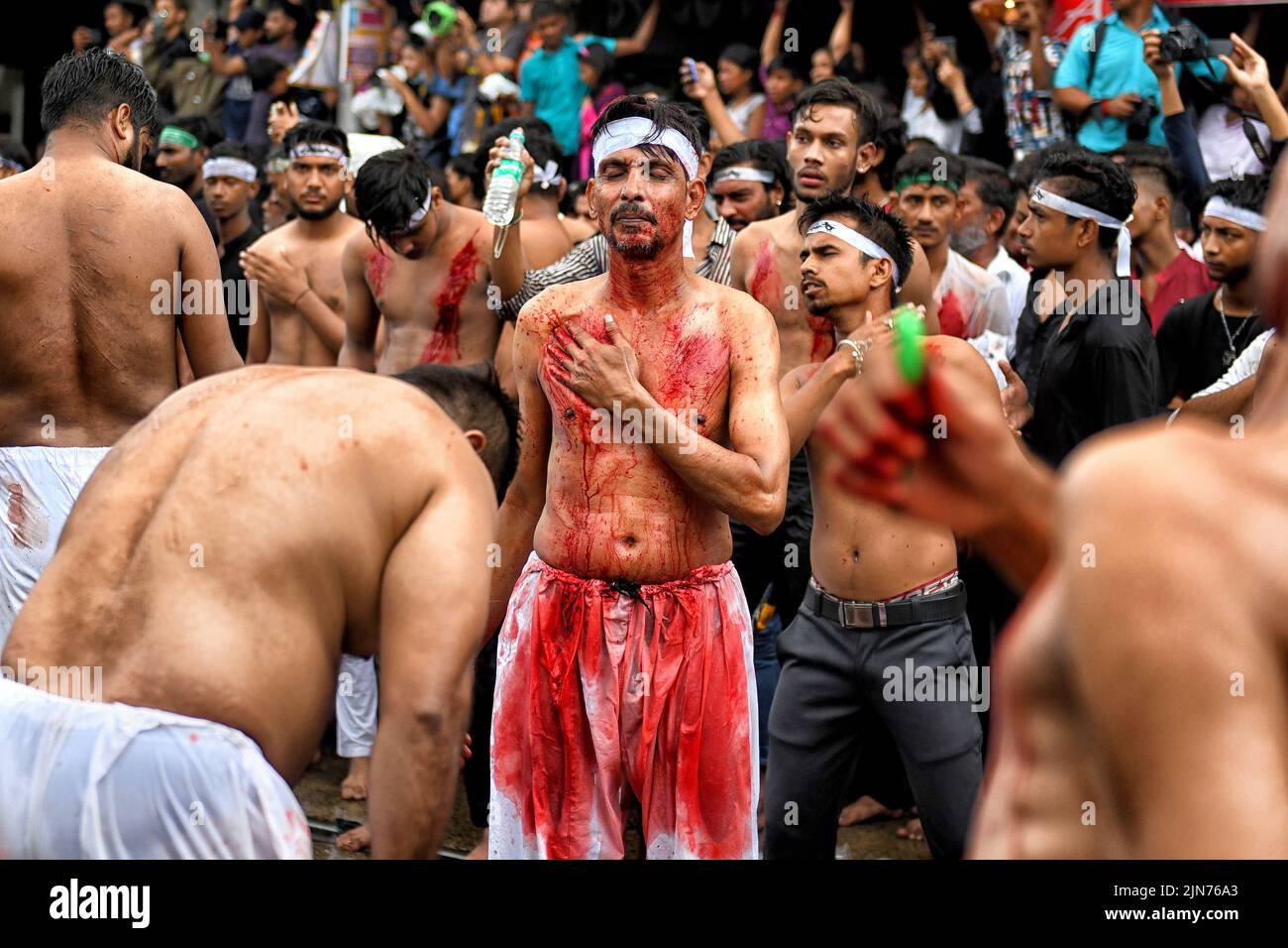 (NOTE AUX ÉDITEURS : l'image contient du contenu graphique.) Les musulmans chiites couverts de sang battent leurs coffres et leurs têtes avec des lames pendant la procession muharram de Kolkata. Muharram est le premier mois du calendrier islamique et Ashura est le dixième jour du mois de Muharram sur lequel se fait la commémoration du martyre de l'Imam Hussain, petit-fils du prophète Mahomet (PBUH), pendant la bataille de Karbala. C'est une partie de deuil pour les musulmans chiites et un jour de jeûne pour les musulmans sunnites qui est observé partout dans le monde. Banque D'Images