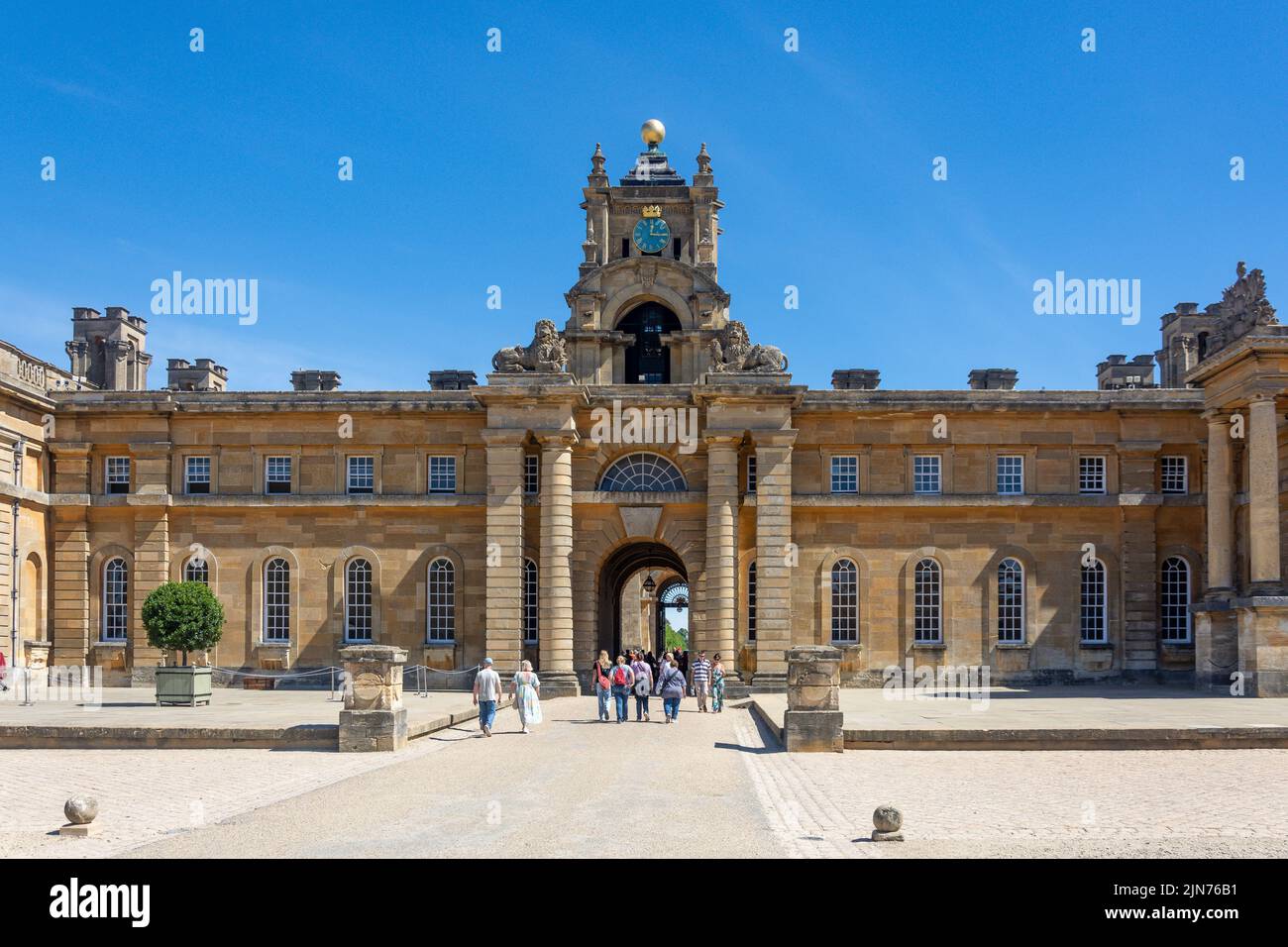 Porte d'entrée, la Grande Cour, Palais de Blenheim, Woodstock, Oxfordshire, Angleterre, Royaume-Uni Banque D'Images