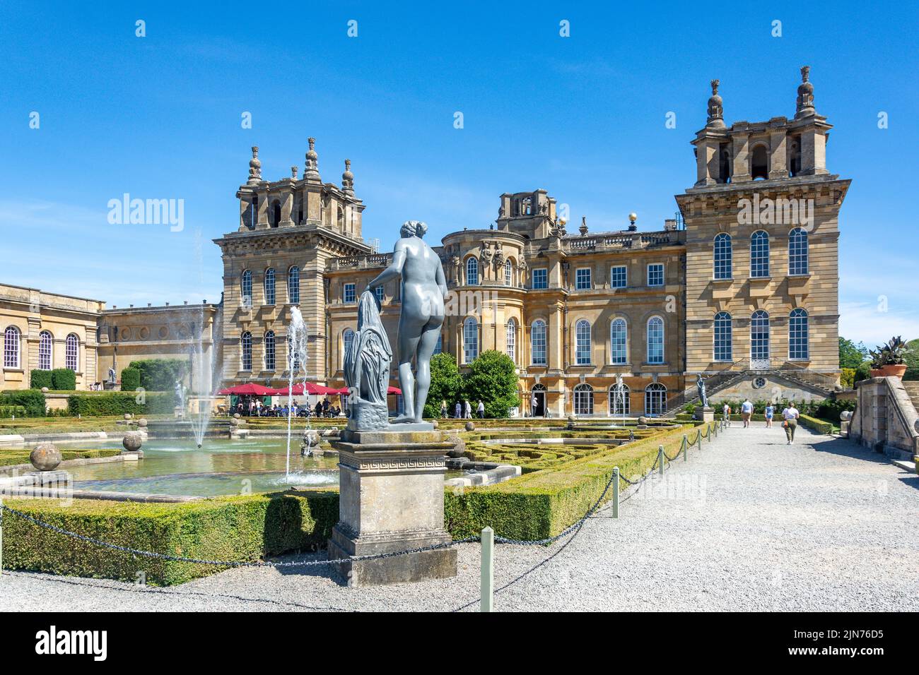Vue sur le palais depuis les jardins aquatiques, Blenheim Palace, Woodstock, Oxfordshire, Angleterre, Royaume-Uni Banque D'Images