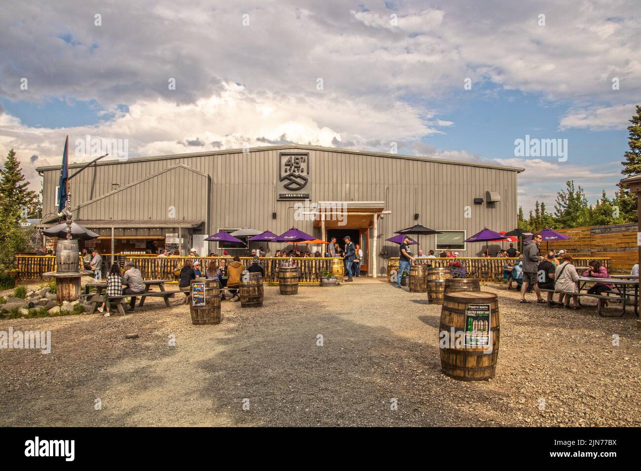 2022  06 22 Healy AK USA - vue de face de 49th State Brewing - un restaurant et une brasserie populaires près de Denali Alaska avec des clients assis à l'extérieur de l'hôtel Banque D'Images