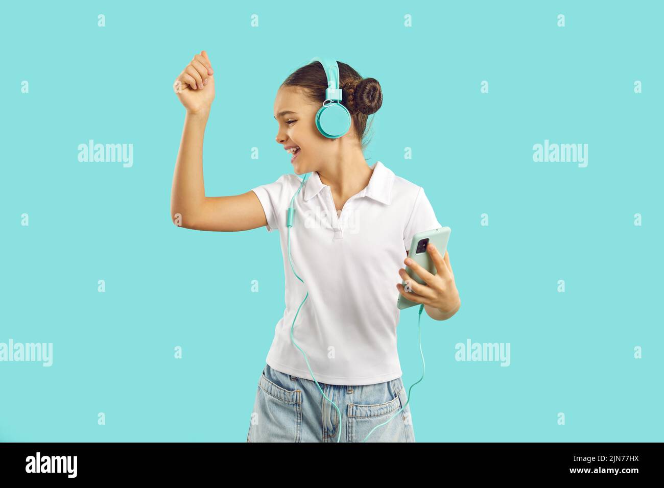 Bonne adolescente écouter de la musique dans des écouteurs Banque D'Images