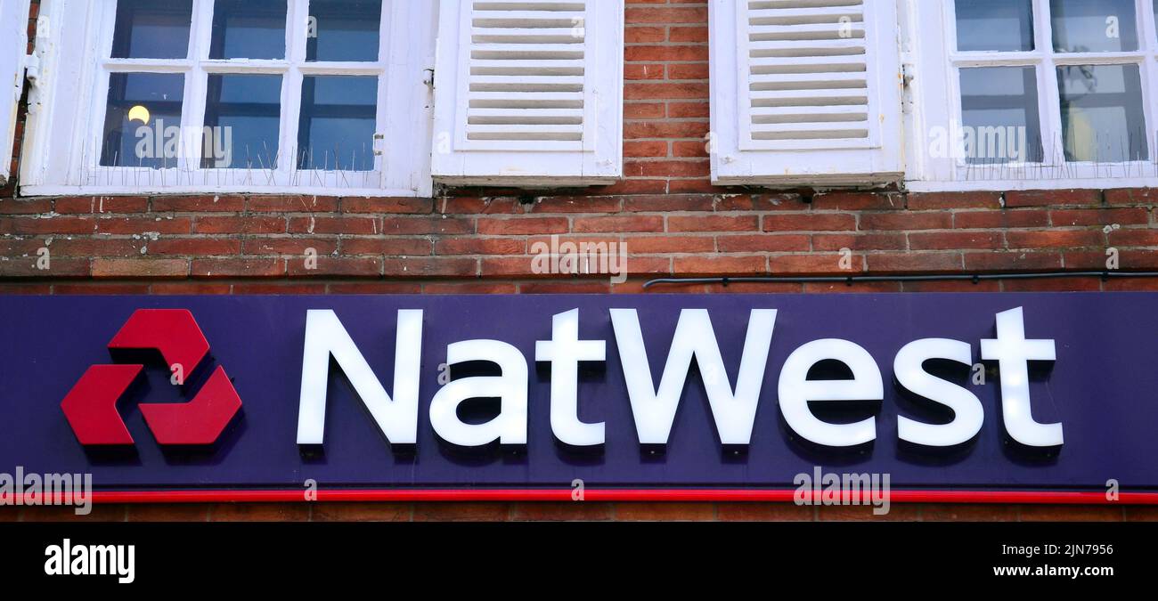 Une enseigne ou un logo extérieur sur la succursale de la banque NatWest à Chorlton, Manchester, Royaume-Uni, Îles britanniques. Banque D'Images