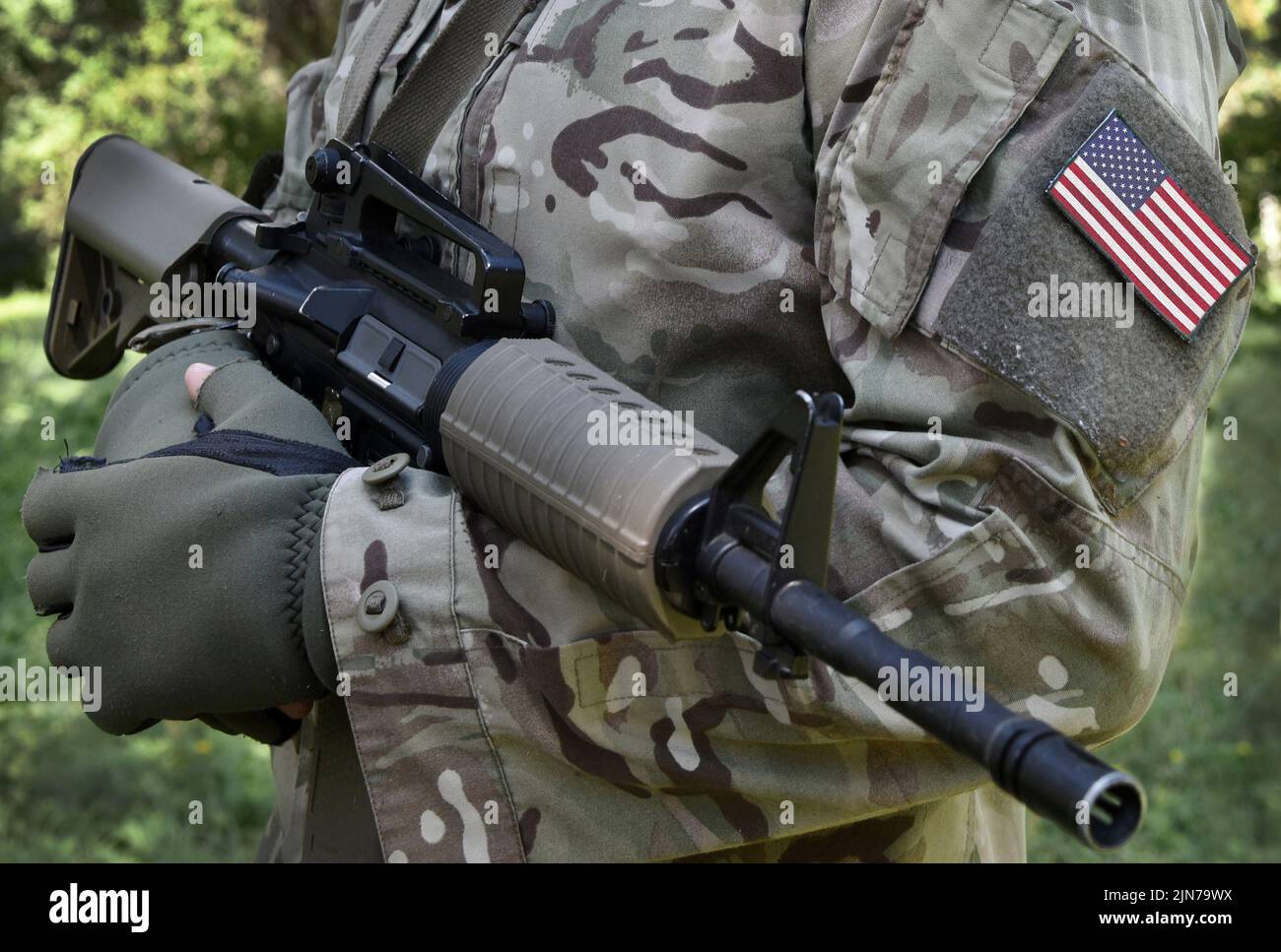 Soldat avec fusil d'assaut et drapeau américain Banque D'Images