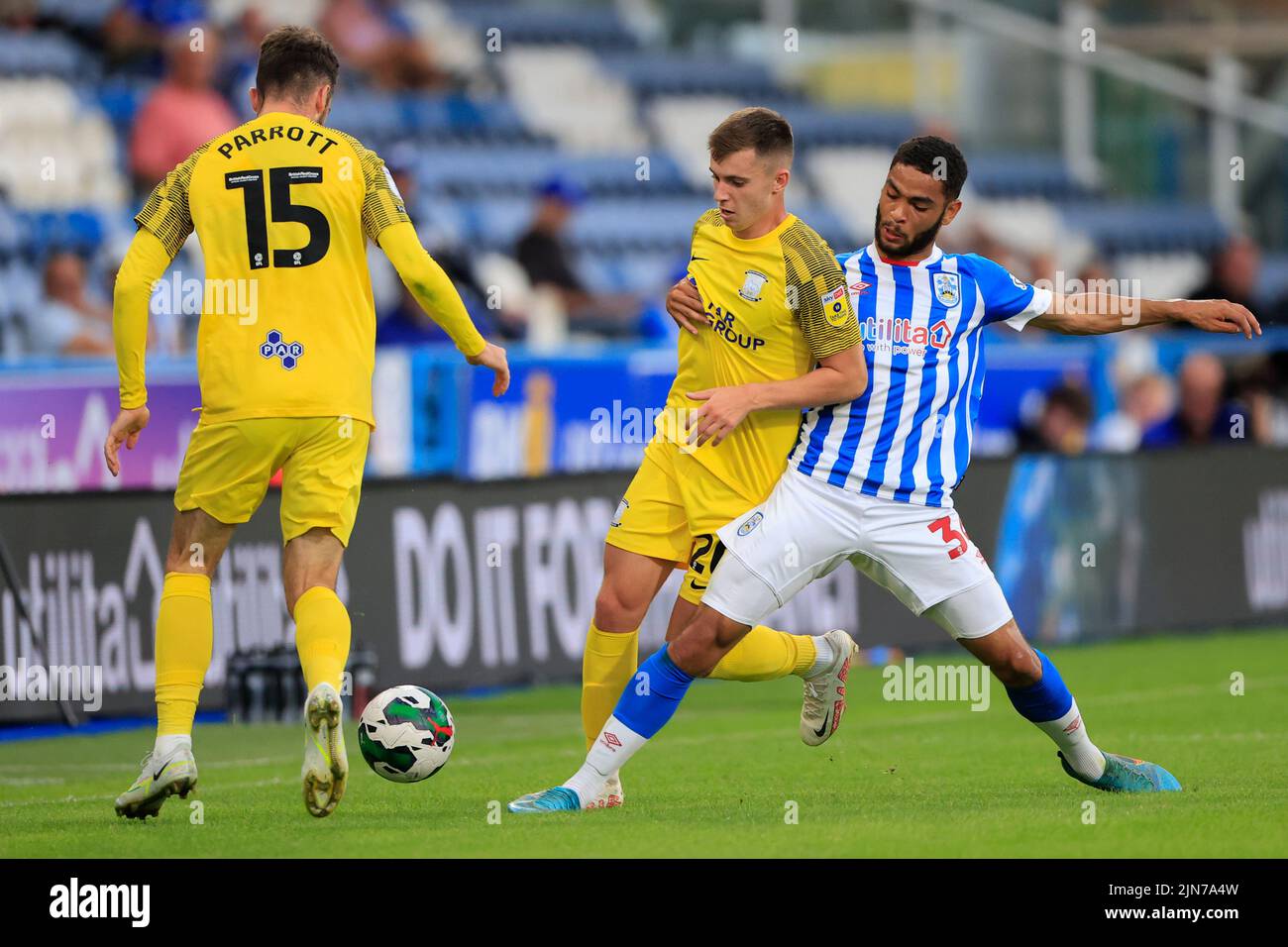 Huddersfield, Royaume-Uni. 09th août 2022. Brodie Spencer #34 de Huddersfield Town Challenges Ben Woodburn #20 de Preston North End à Huddersfield, Royaume-Uni, le 8/9/2022. (Photo de Conor Molloy/News Images/Sipa USA) crédit: SIPA USA/Alay Live News Banque D'Images