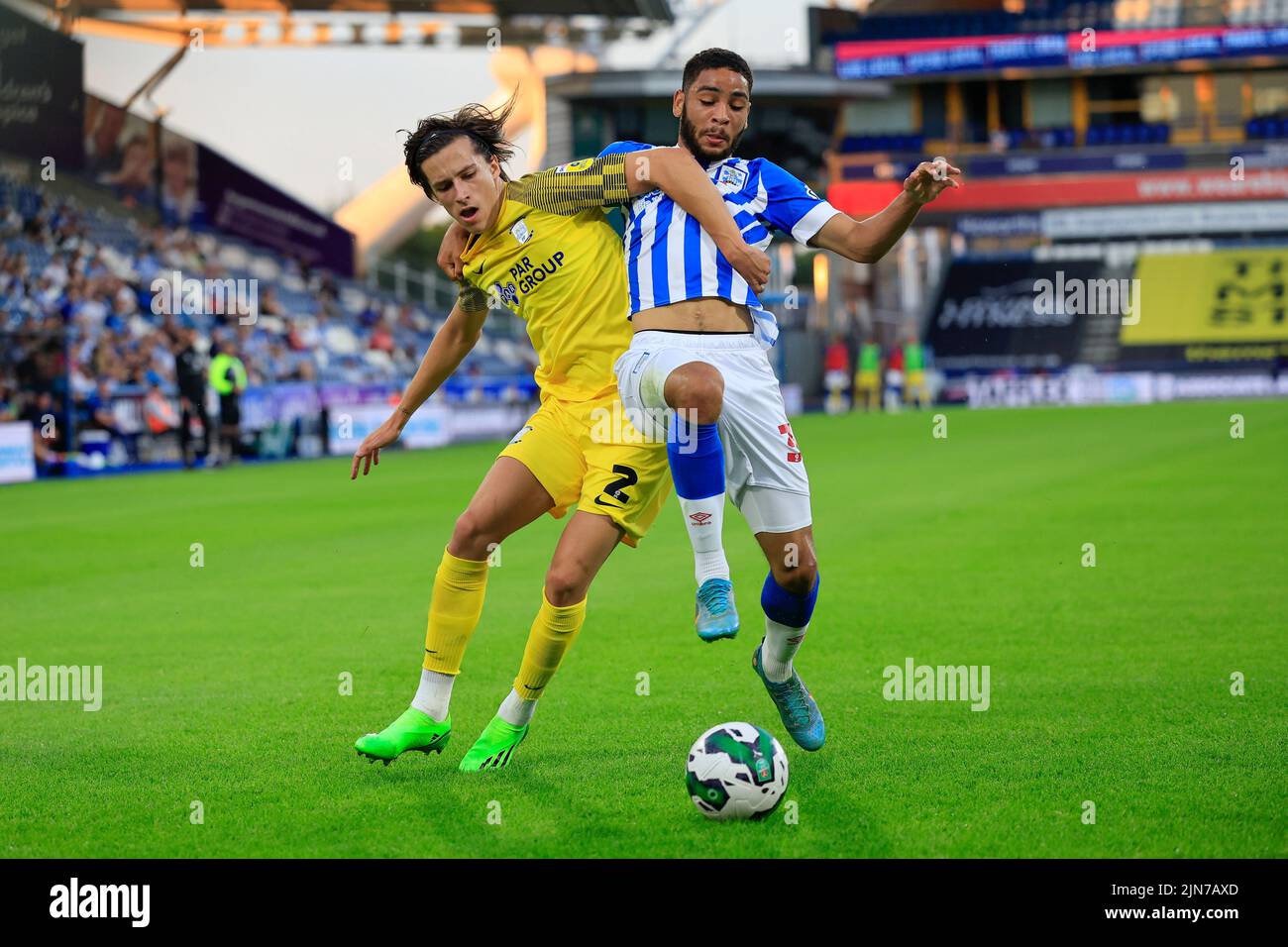 Brodie Spencer #34 de Huddersfield Town et Alvaro Fernandez #2 de Preston North End Challenge pour le ballon Banque D'Images