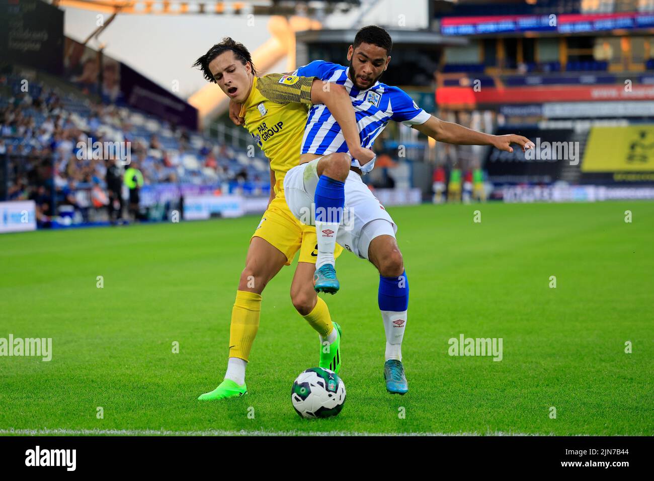Huddersfield, Royaume-Uni. 09th août 2022. Brodie Spencer #34 de Huddersfield Town et Alvaro Fernandez #2 de Preston North End Challenge pour le ballon à Huddersfield, Royaume-Uni, le 8/9/2022. (Photo de Conor Molloy/News Images/Sipa USA) crédit: SIPA USA/Alay Live News Banque D'Images