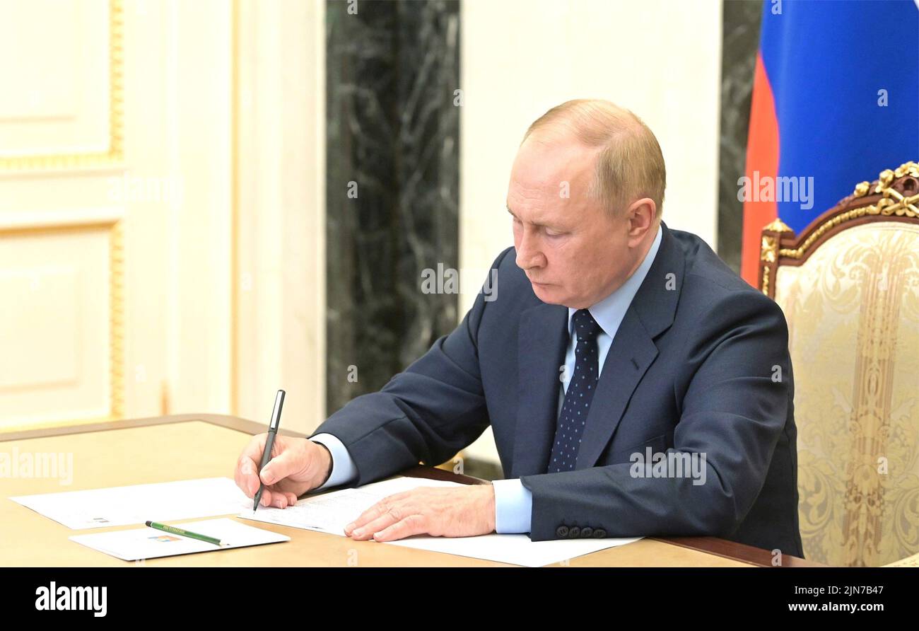 Moscou, Russie. 09th août 2022. Le président russe Vladimir Poutine prend des notes lors d'une téléconférence avec le gouverneur par intérim de la région de Kirov Alexandre Sokolov, du Kremlin, 9 août 2022, à Moscou, en Russie. Credit: Mikhail Klimentyev/Kremlin Pool/Alamy Live News Banque D'Images