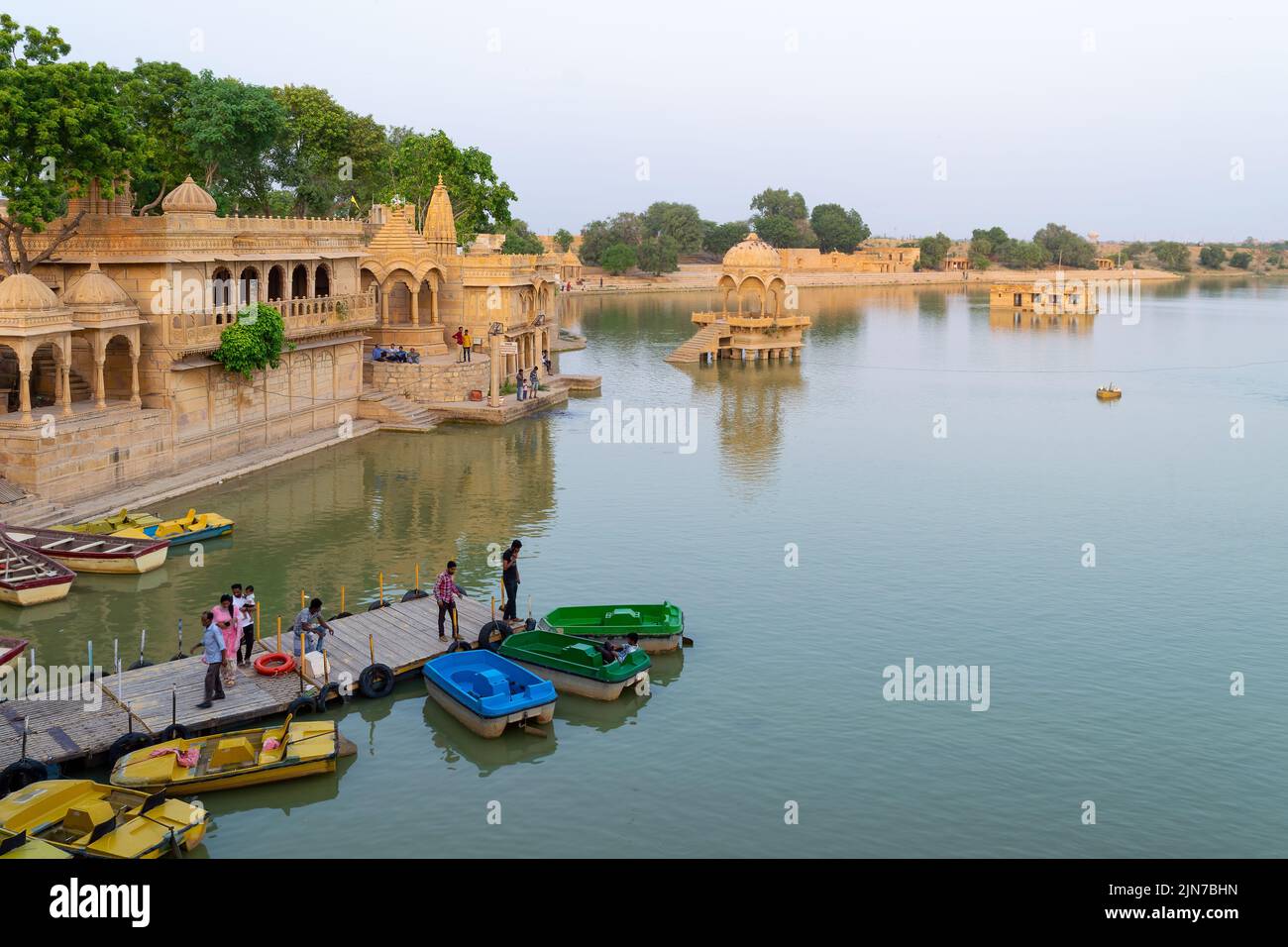 Le lac de Gadisar au Rajasthan, en Inde Banque D'Images