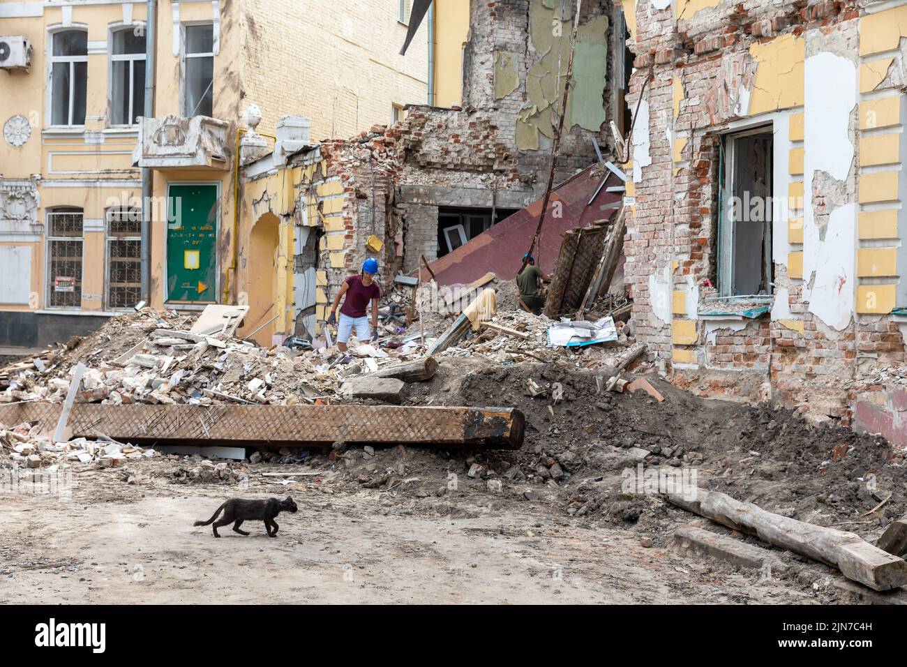 Kharkiv, Ukraine. 01st août 2022. Des volontaires dépochent les décombres d'une maison détruite à la suite des bombardements russes dans la ville de Kharkiv. La Russie poursuit son invasion en Ukraine qui a commencé à partir de 24 février 2022. Crédit : SOPA Images Limited/Alamy Live News Banque D'Images