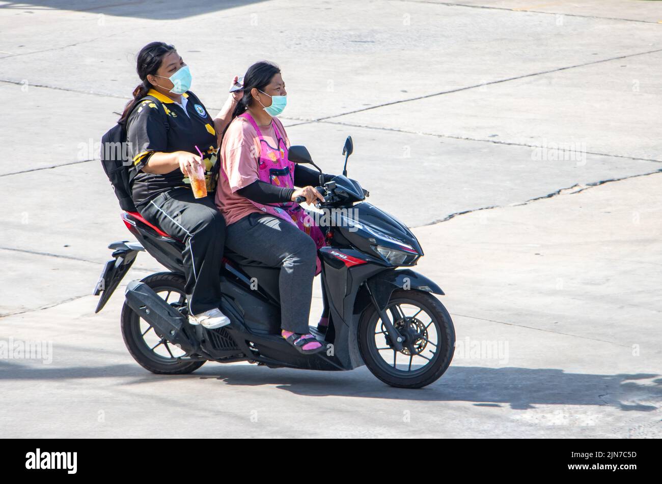 SAMUT PRAKAN, THAÏLANDE, 09 2022 JUIN, deux femmes manèges à moto dans la rue. Banque D'Images