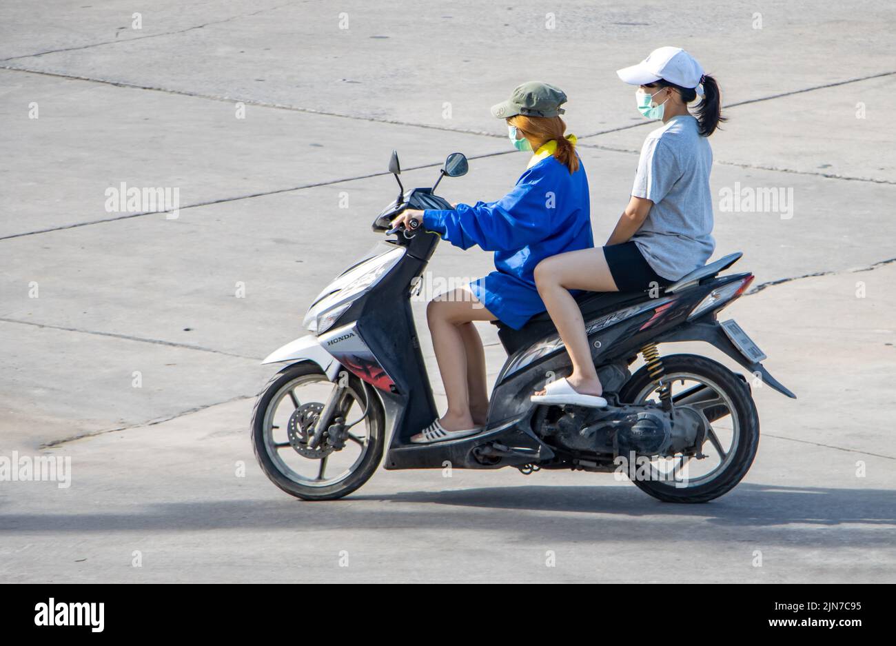 SAMUT PRAKAN, THAÏLANDE, 09 2022 JUIN, deux femmes manèges à moto dans la rue. Banque D'Images