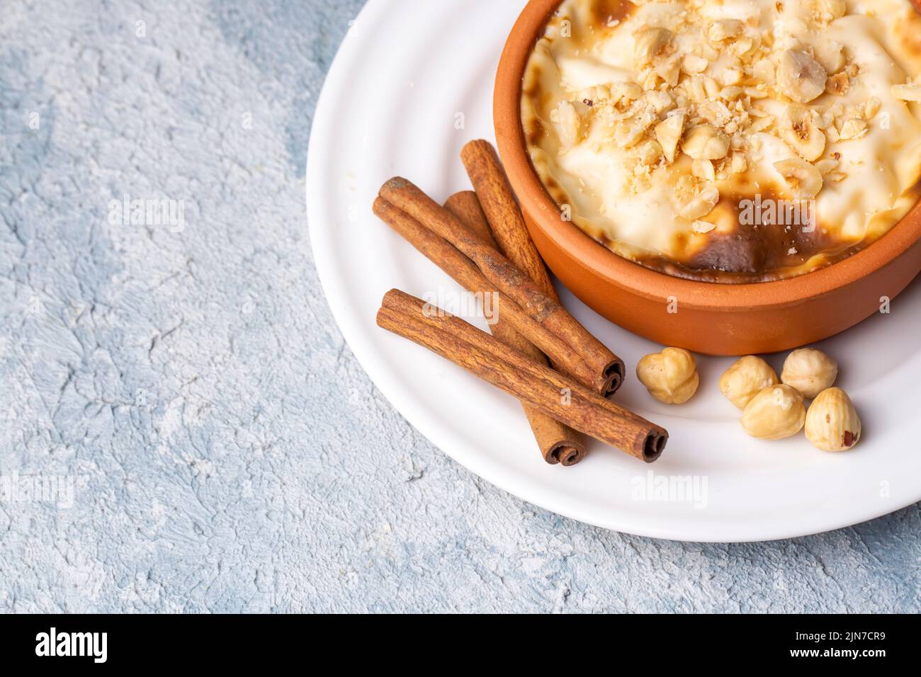 Dessert sutlac au lait turc cuit au riz (nom turc; sutlac à la firache) Banque D'Images