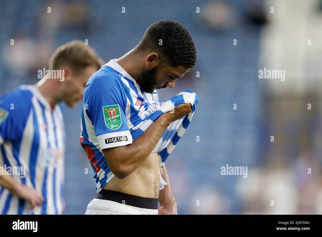 Brodie Spencer, de la ville de Huddersfield, apparaît abattu lors de la Carabao Cup, premier match au John Smith's Stadium, Huddersfield. Date de la photo: Mardi 9 août 2022. Banque D'Images