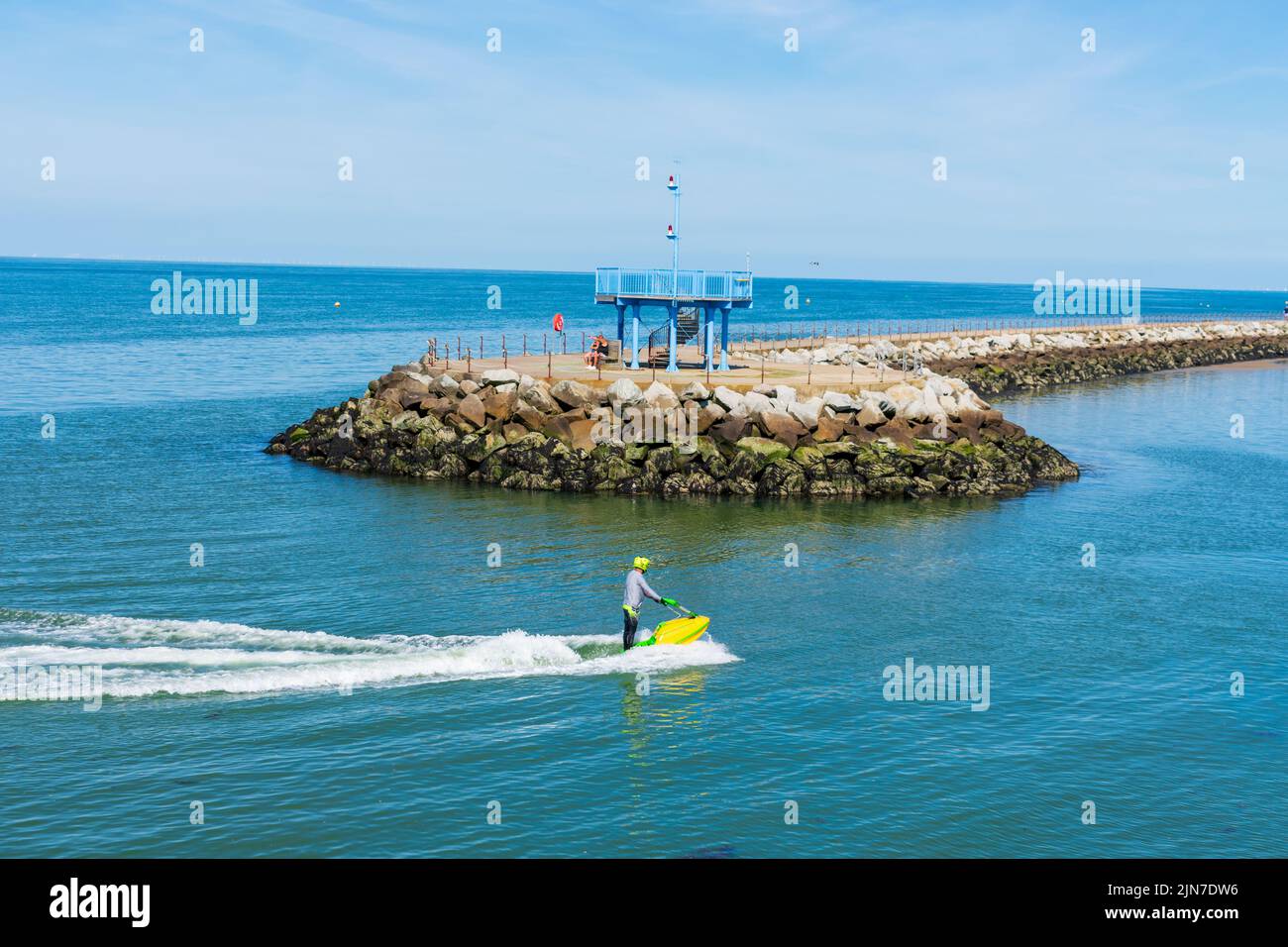 Baie de Herne, Kent, Royaume-Uni - 7 août 2022 : ciel bleu clair et températures chaudes avec des troupeaux de personnes qui essaient sur la côte pendant un week-end d'août. Banque D'Images