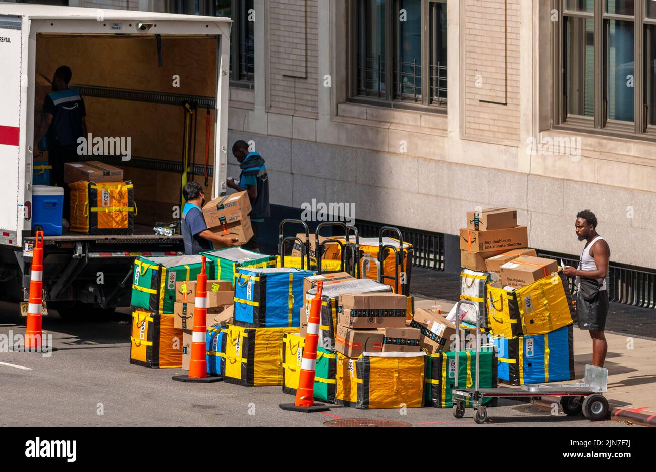 Les employés préparent les livraisons Amazon pour distribution dans le quartier de Chelsea, à New York, mardi, à 2 août 2022. (© Richard B. Levine) Banque D'Images