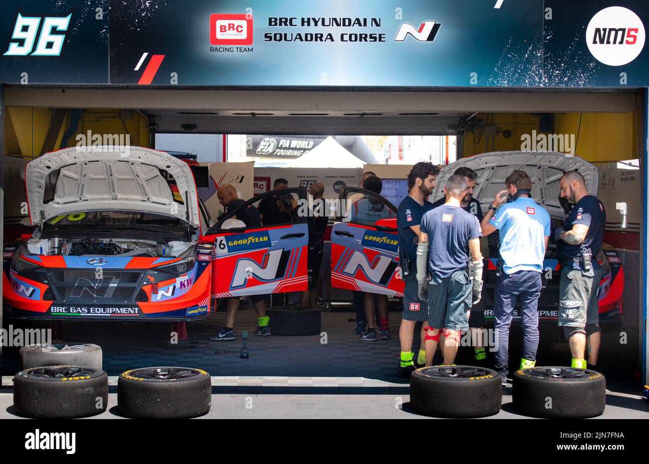 Voitures de course Hyundai dans un garage d'équipe avec réglage mécanique. Vallelunga, Italie, juillet 23 2022, course d'Italie Banque D'Images