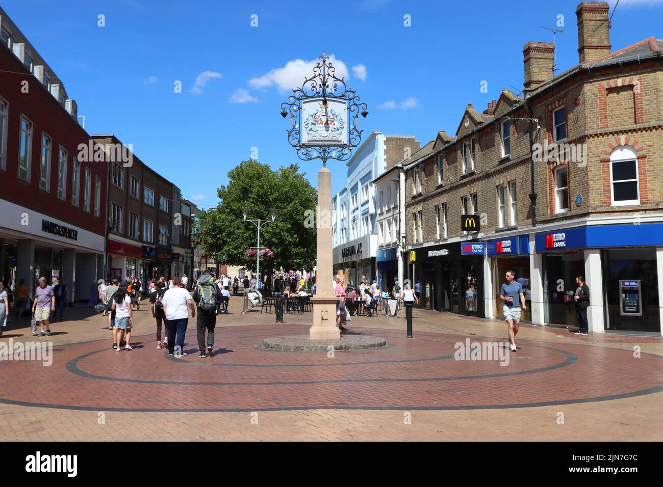 Les clients du matin dans High Street, Chelmsford, Essex, Royaume-Uni Banque D'Images