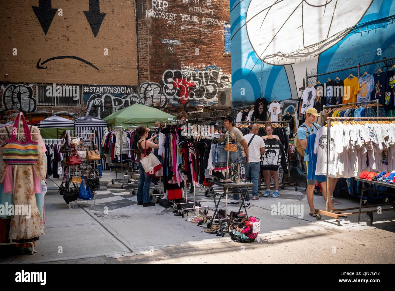 Vintage et utilisé de vêtements brocante dans beaucoup dans le Lower East Side à New York samedi, 30 juillet 2022. (© Richard B. Levine) Banque D'Images