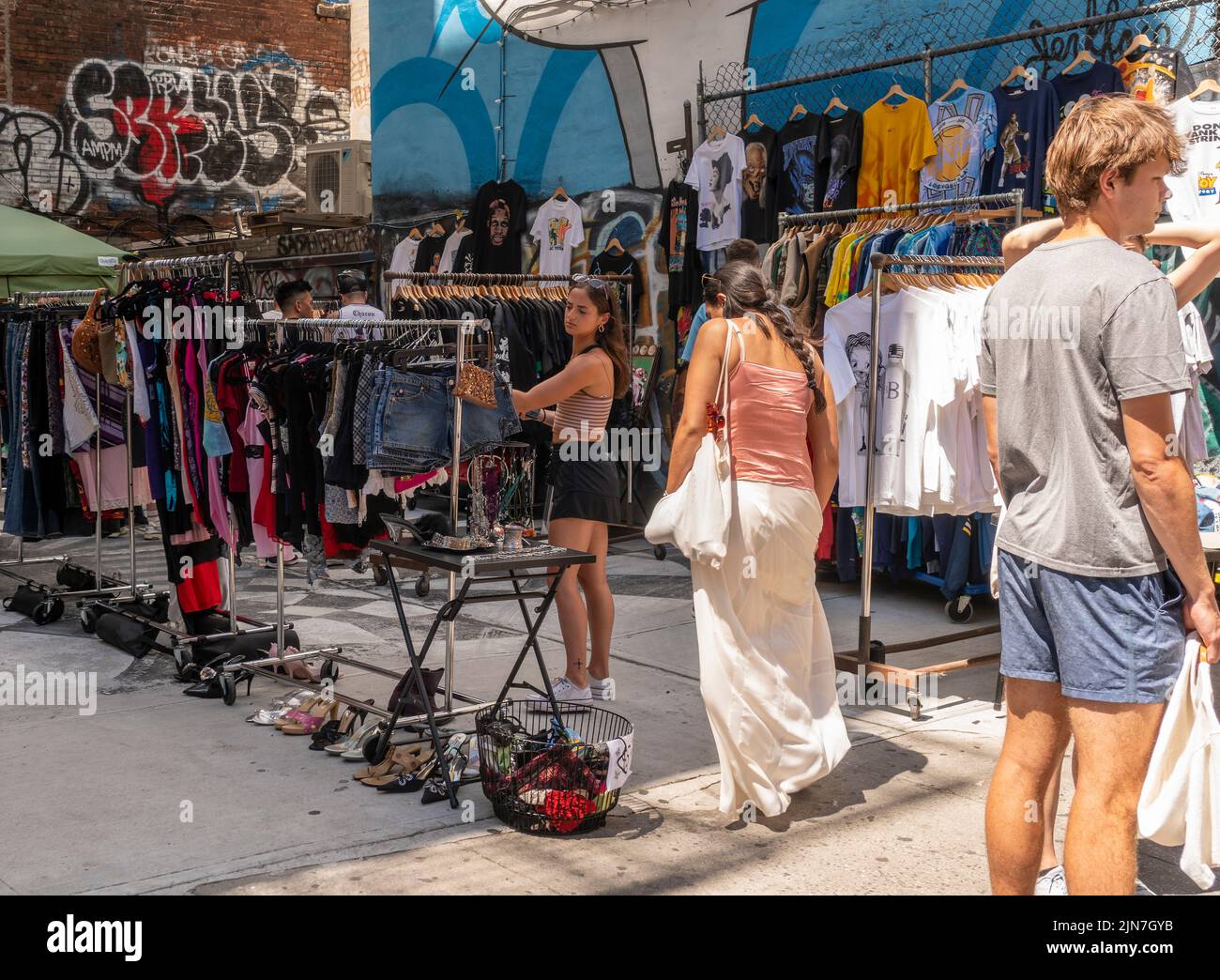 Vintage et utilisé de vêtements brocante dans beaucoup dans le Lower East Side à New York samedi, 30 juillet 2022. (© Richard B. Levine) Banque D'Images