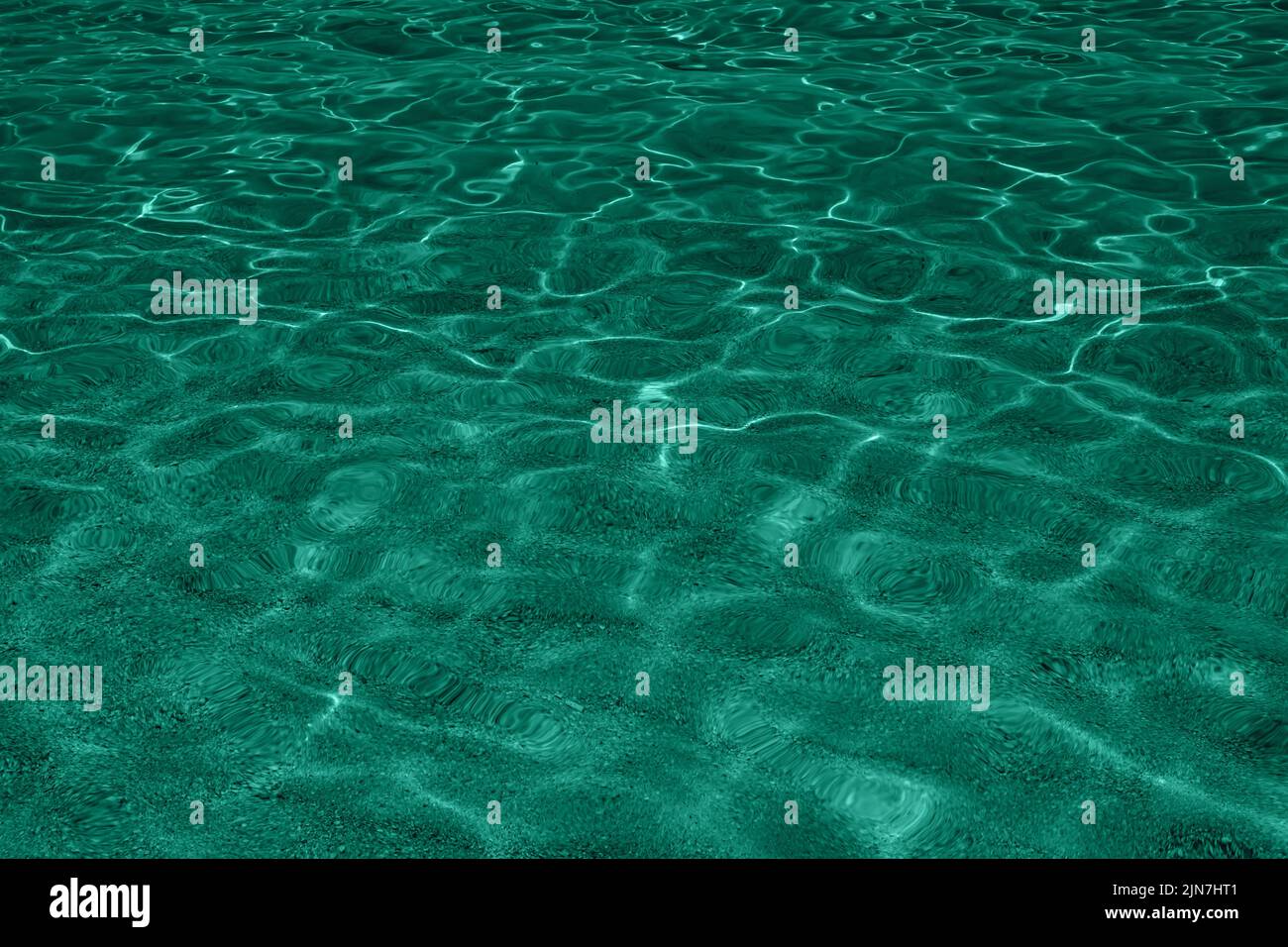 Ondulation et reflet du soleil sur l'eau propre et transparente de la mer, fond d'été Banque D'Images