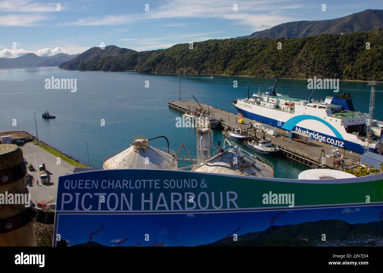 Un regard sur la vie en Nouvelle-Zélande : les bateaux de pêche commerciale et le ferry Bluebridge à Picton Wharf. Banque D'Images