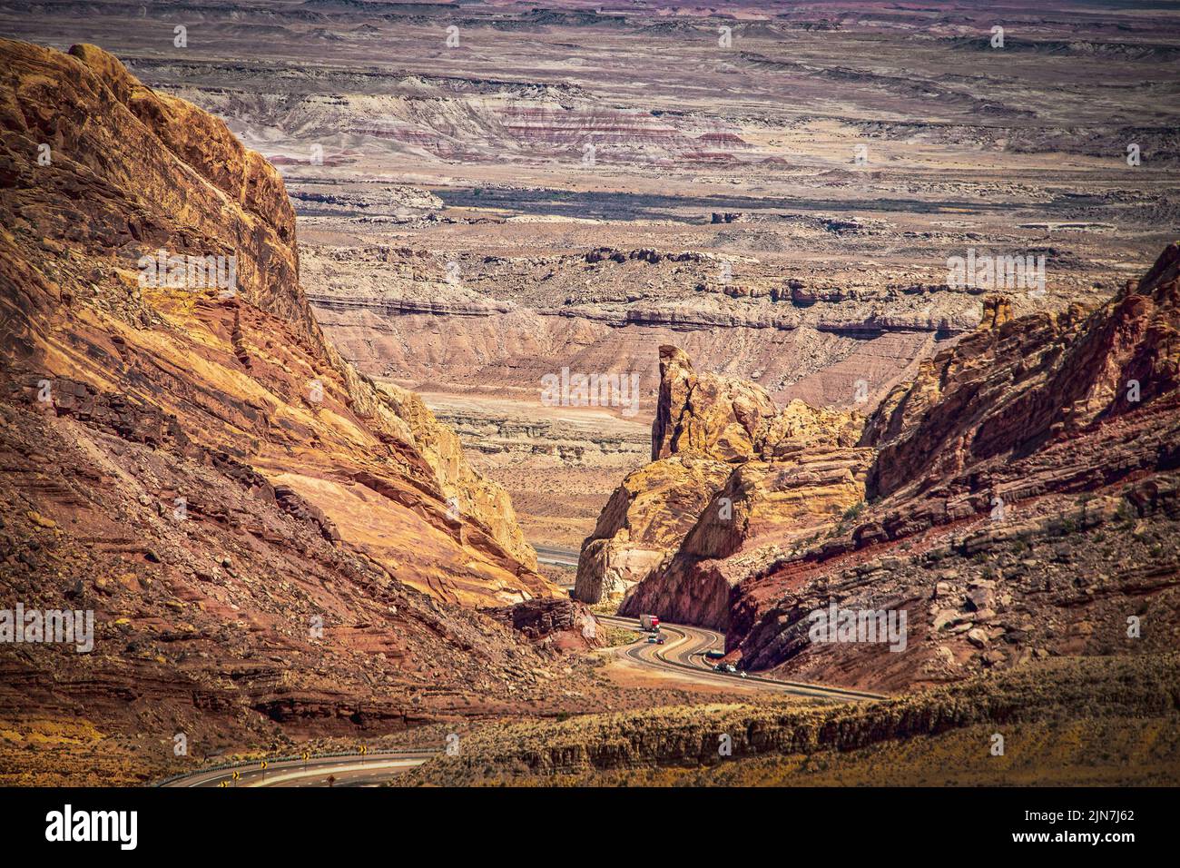 US 50 - une autoroute transcontinentale aux États-Unis qui serpente à travers le spectaculaire San Rafel Canyon de l'Utah avec canyonlands s'étendant aussi loin que l'oeil peut Banque D'Images