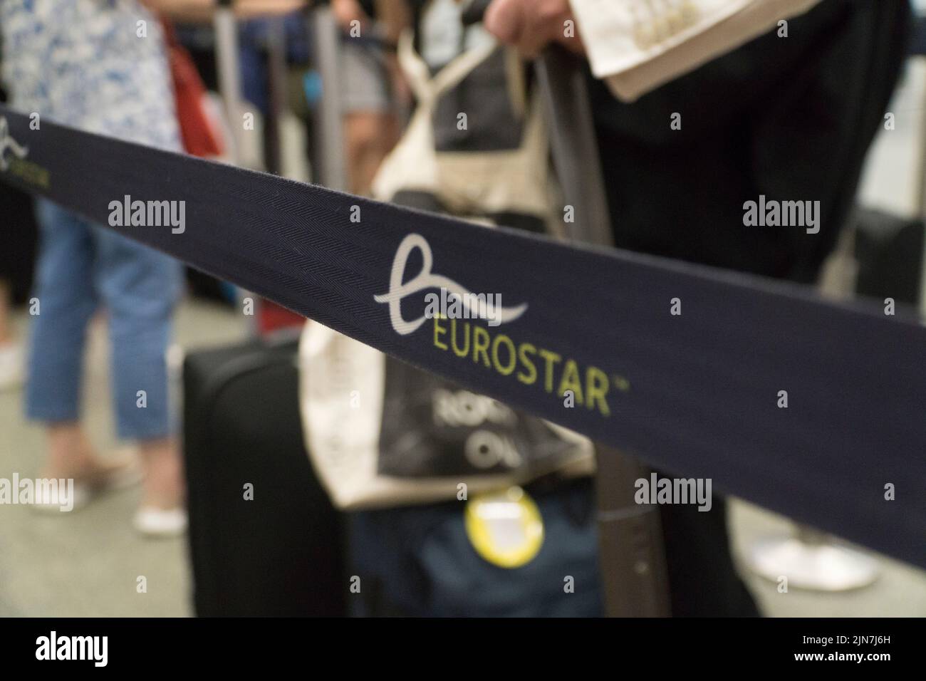 Londres, Royaume-Uni, 9 août 2022 : les passagers de l'Eurostar sont avertis d'arriver tôt pour le départ de leur train en raison des délais d'enregistrement lents et des retards dans la sécurité en raison de pénuries de personnel. Certains trains sont également en retard en raison du temps chaud. Anna Watson/Alay Live News Banque D'Images