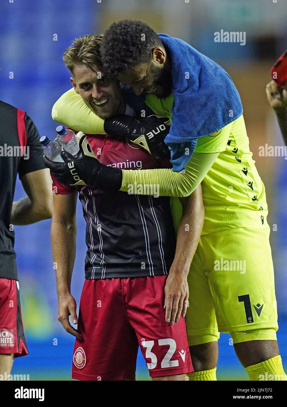 Danny Rose de Stevenage (à gauche) célèbre avec le gardien de but Aaron Chapman après la Carabao Cup, premier match au Select car Leasing Stadium, Reading. Date de la photo: Mardi 9 août 2022. Banque D'Images