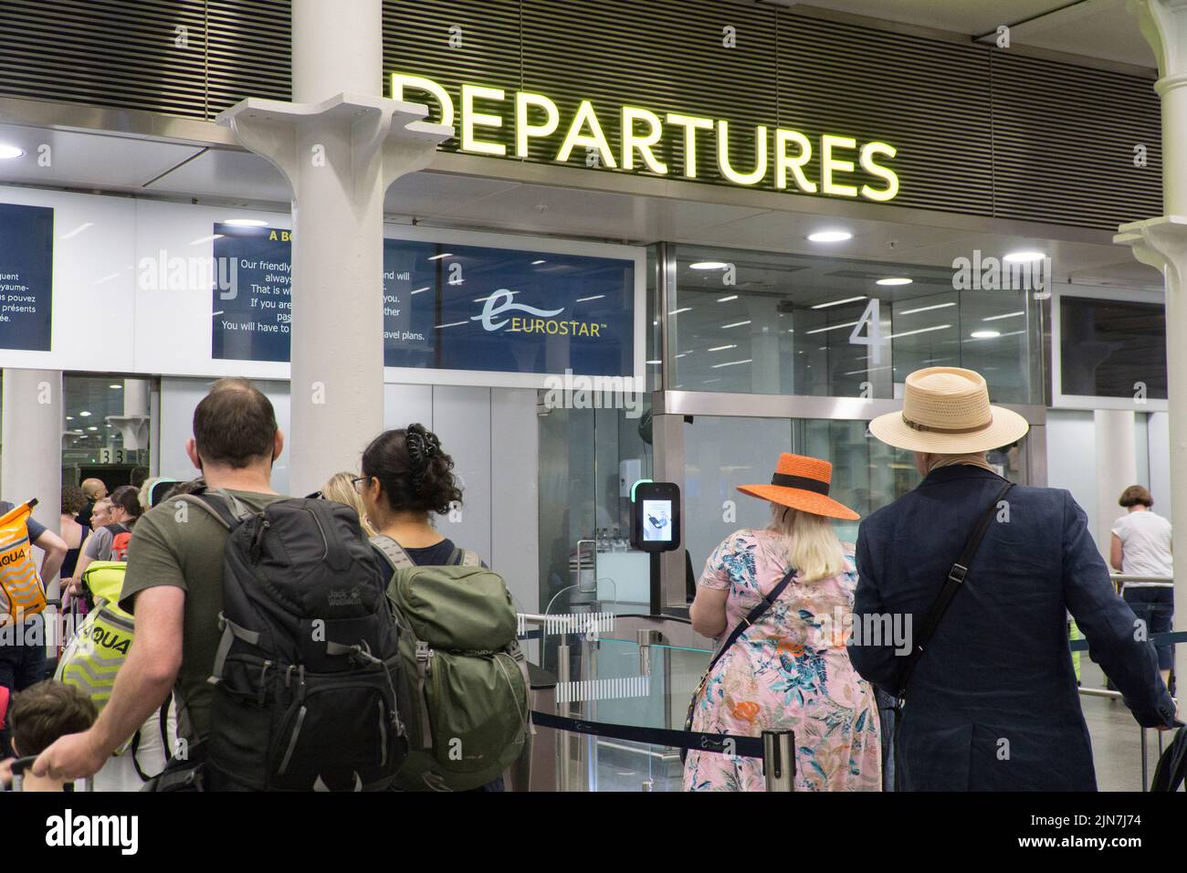 Londres, Royaume-Uni, 9 août 2022 : les passagers de l'Eurostar sont avertis d'arriver tôt pour le départ de leur train en raison des délais d'enregistrement lents et des retards dans la sécurité en raison de pénuries de personnel. Certains trains sont également en retard en raison du temps chaud. Anna Watson/Alay Live News Banque D'Images