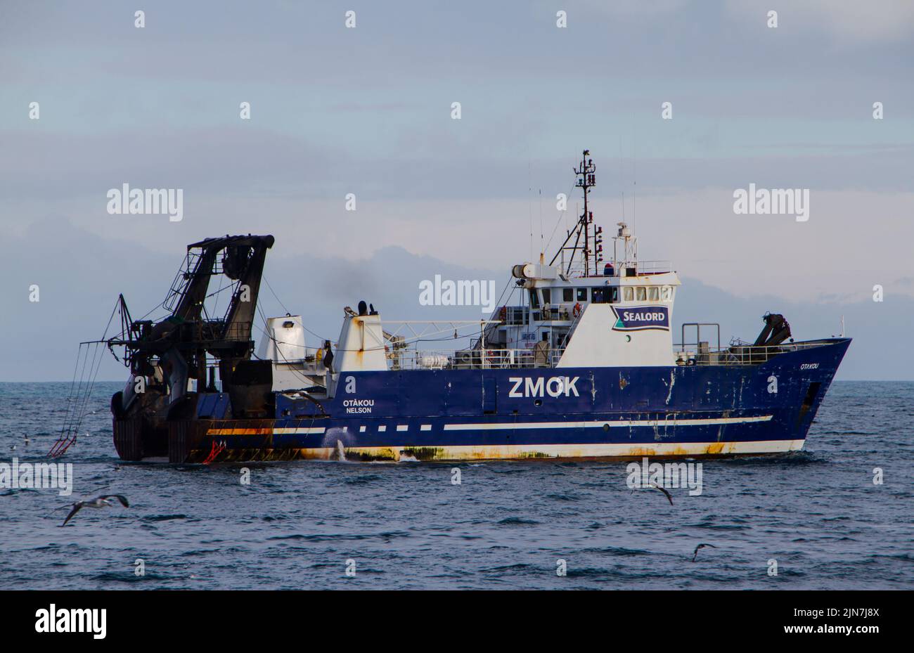 Un regard sur la vie en Nouvelle-Zélande: La F.V. Otakou (ZMOK), chalutier côtière et en haute mer; bateau de pêche commercial. Banque D'Images