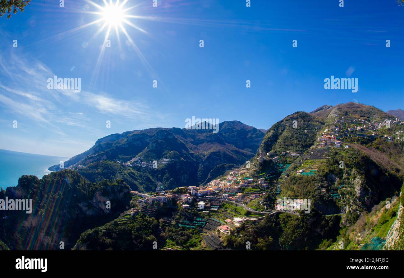 Vue aérienne de Ravello avec plage confortable et mer bleue sur la côte amalfitaine en Campanie, Italie. La côte amalfitaine est une destination de voyage et de vacances populaire Banque D'Images