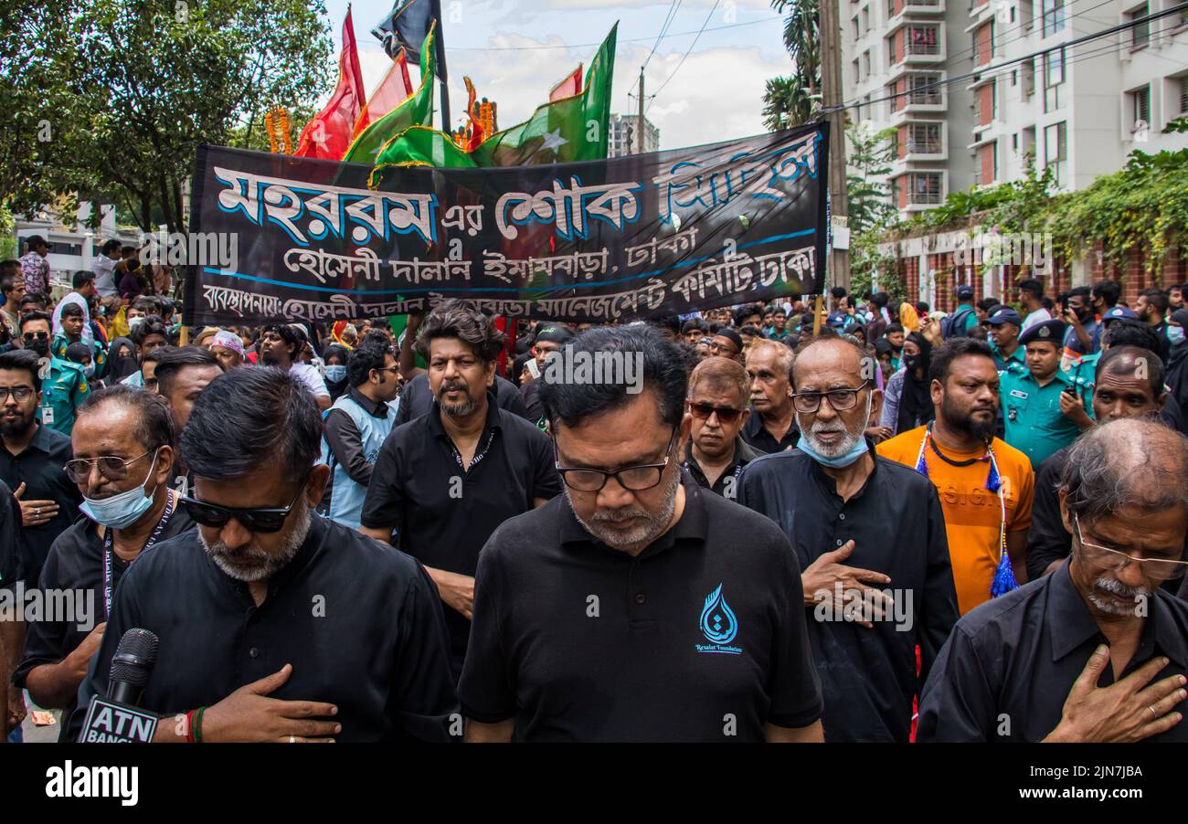 Les musulmans chiites bangladais marchent et portent les drapeaux et le Tazia lors d'un défilé de Muharram sur la route principale à Dhaka, au Bangladesh, le 09th août 2022. Banque D'Images