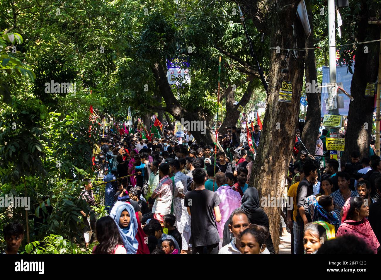 Les musulmans chiites bangladais marchent et portent les drapeaux et le Tazia lors d'un défilé de Muharram sur la route principale à Dhaka, au Bangladesh, le 09th août 2022. Banque D'Images