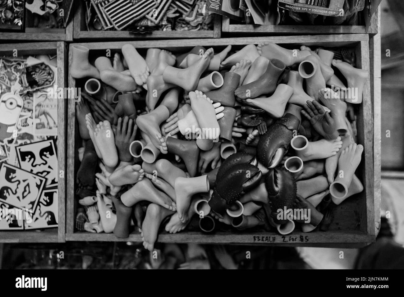 Anciennes pièces de poupée en plastique dans une boîte au marché aux puces de NYC. Différentes tailles. Plus pinces de homard Banque D'Images