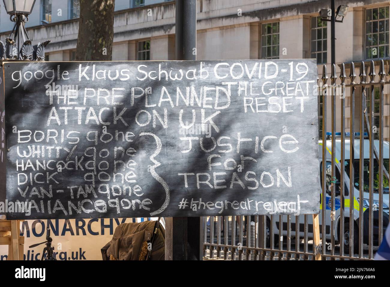 Covid 19 conspiration theory signe de protestation à Whitehall, Westminster, Londres, Royaume-Uni. Message de Klaus Schwab. La remise à zéro Banque D'Images