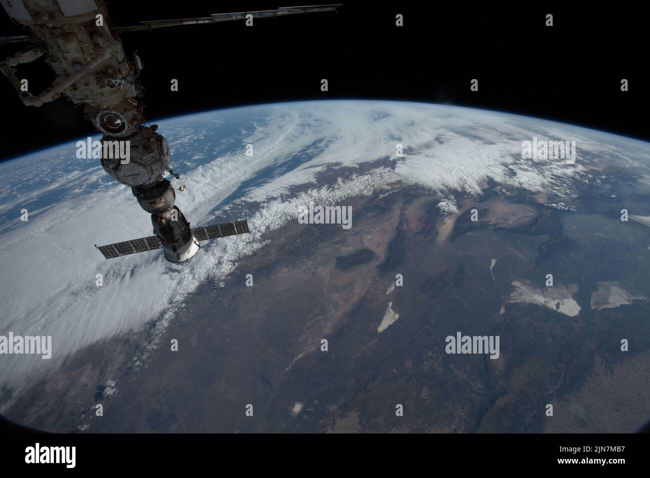 Atmosphère terrestre. 9th juillet 2022. Le centre de l'Argentine est photographié à partir de la Station spatiale internationale alors qu'il était en orbite à 267 miles au-dessus de la nation sud-américaine. En haut à gauche (de bas en haut) se trouve le navire à équipage Soyuz MS-21 amarré au module d'amarrage de Prical, lui-même fixé au module de laboratoire polyvalent Nauka. Credit: NASA/ZUMA Press Wire Service/ZUMAPRESS.com/Alamy Live News Banque D'Images