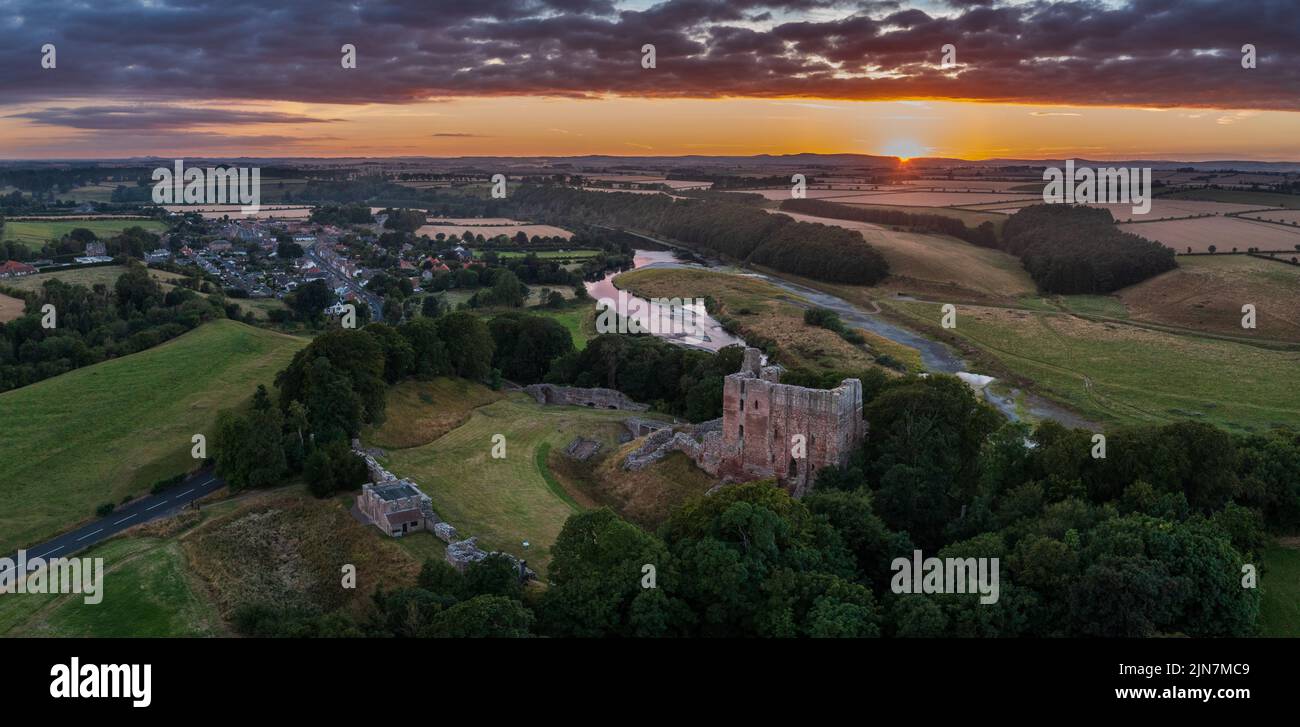 Vue aérienne au coucher du soleil du château de Norham une des plus importantes forteresses défendant la frontière anglo-écossaise. Northumberland, Angleterre Banque D'Images