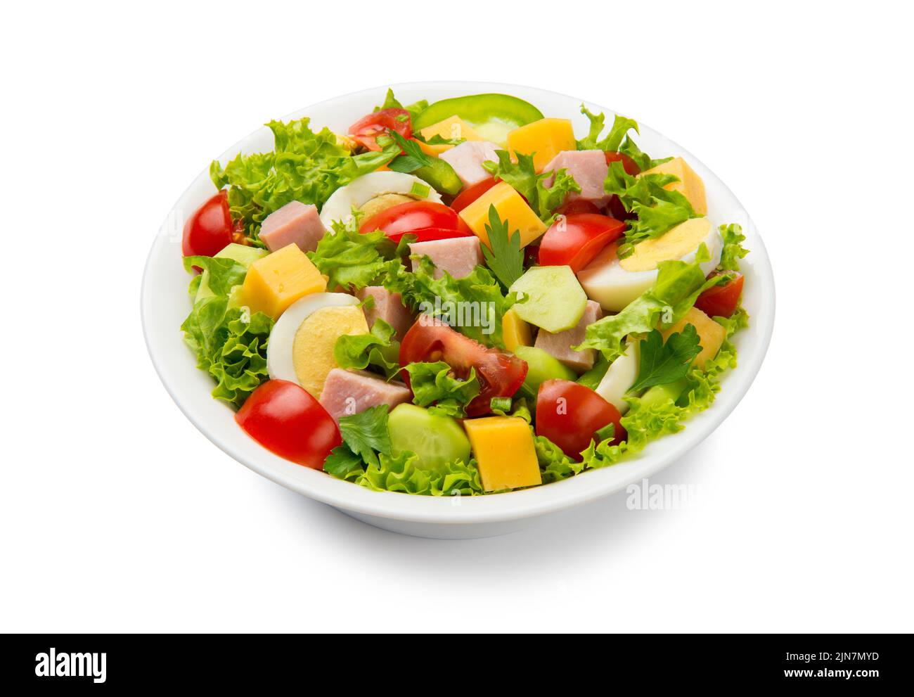 Salade du chef avec tomate, concombre, laitue, jambon, poivron, fromage et œufs dans un bol blanc isolé sur fond blanc. Banque D'Images