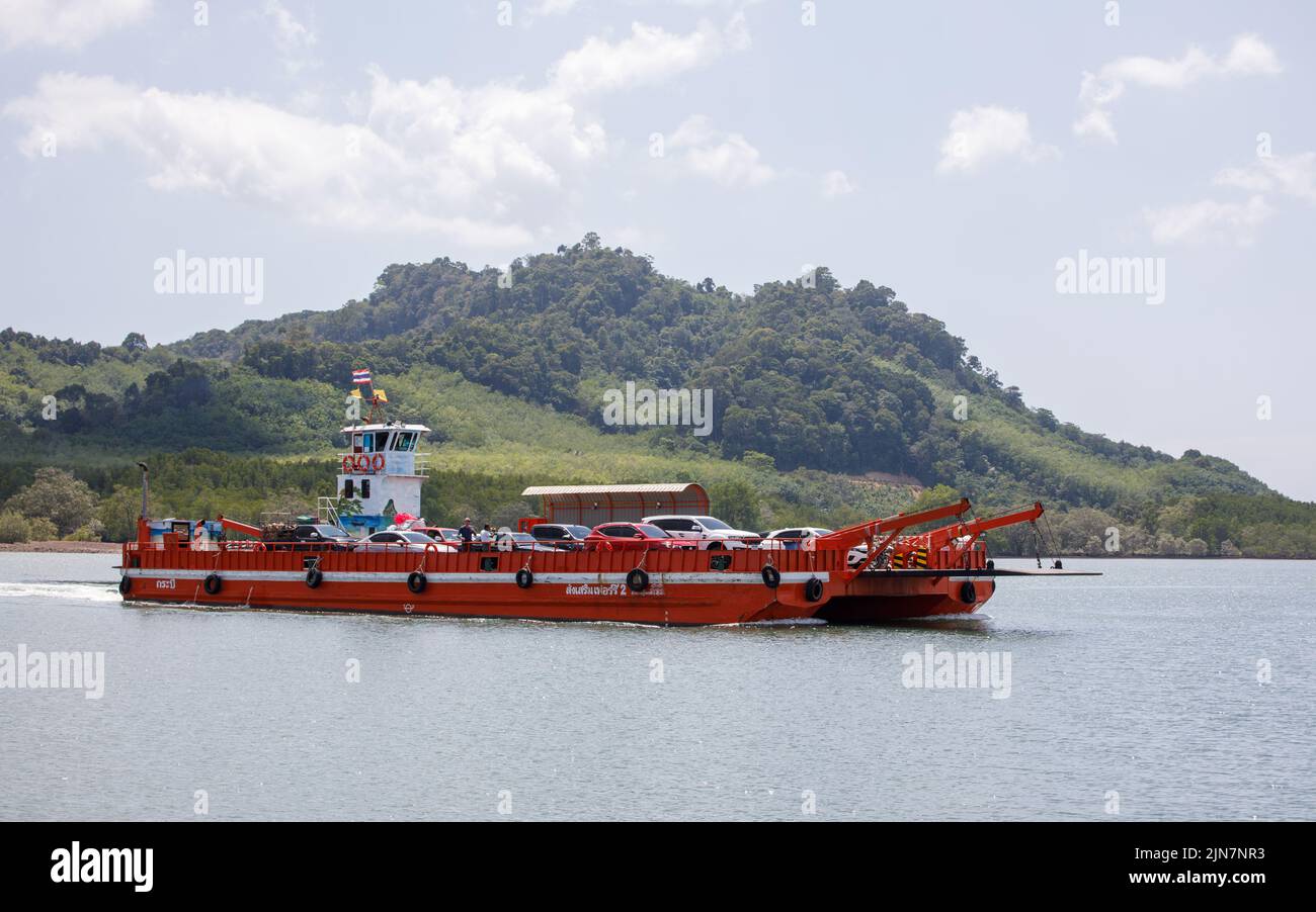 Le ferry de Koh Lanta quitte Lanta Noi avec des véhicules passagers à bord. Banque D'Images